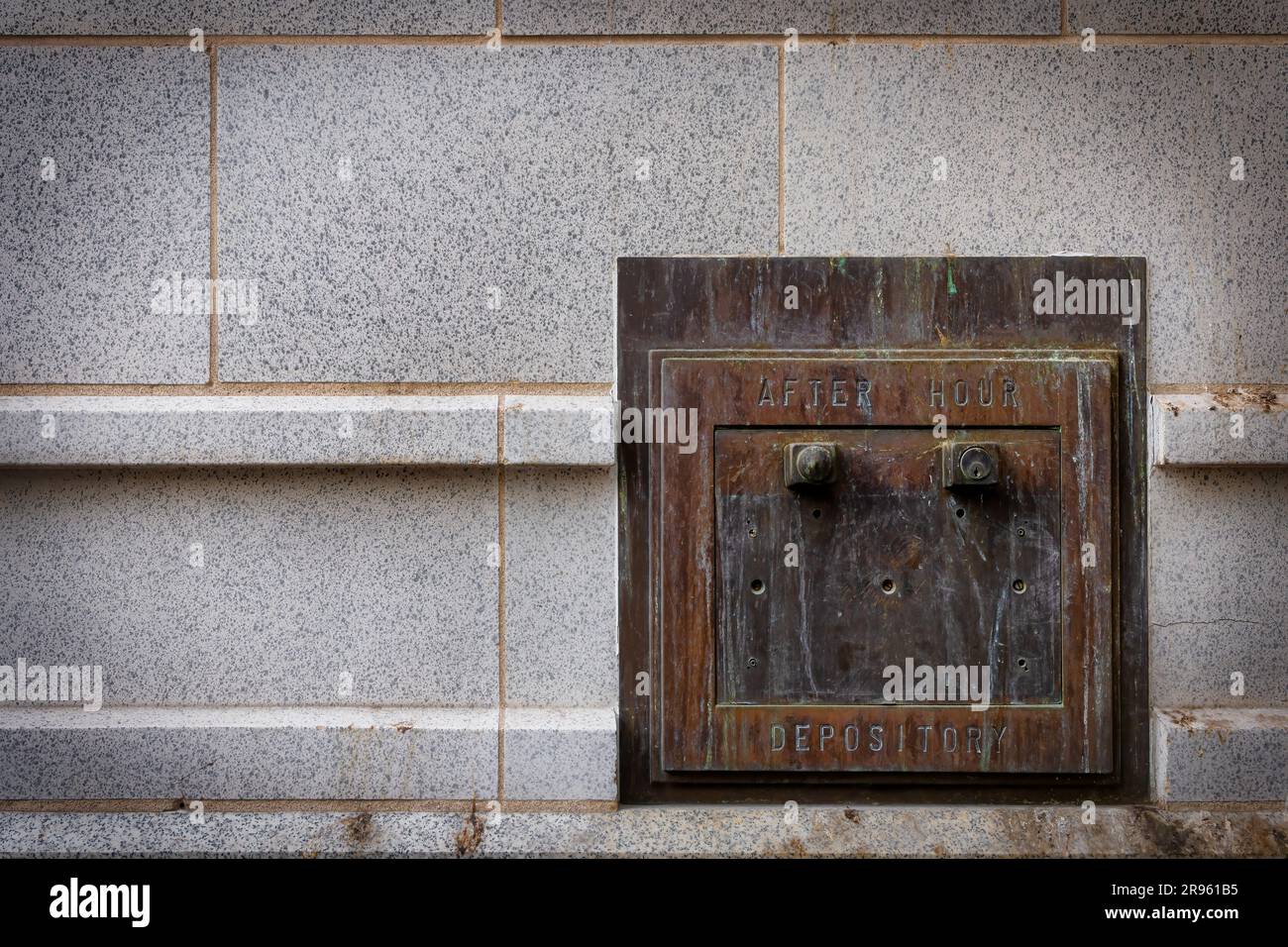 Die Tür des Lagers nach Feierabend an der Wand einer alten Bank in der Innenstadt von El Paso, Texas. Stockfoto