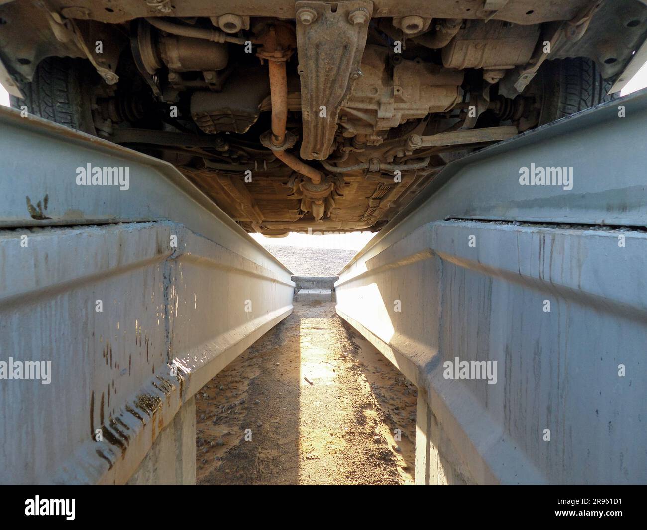 Ein Pkw auf der Überführung. Stockfoto