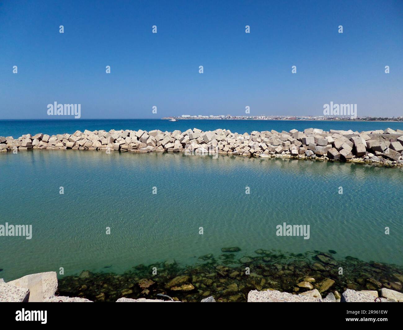 Betondamm. Wassereinlasskanal für die Entsalzung von Meerwasser. Kasachstan. Region Mangistau. Aktau. 15. Mai 2021. Stockfoto