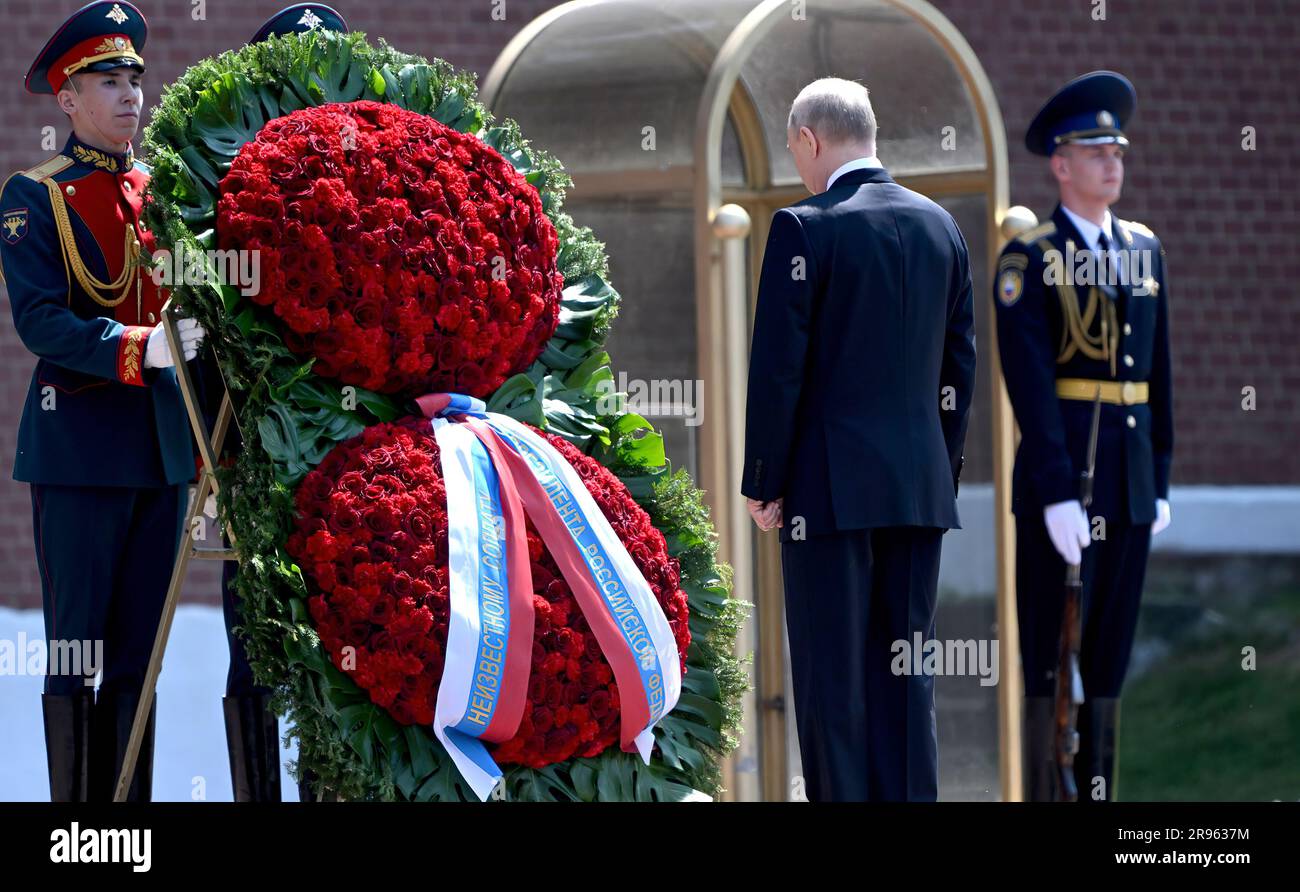 Der russische Präsident Putin nimmt am Grab des unbekannten Soldaten Teil. (Foto: Büro des russischen Präsidenten) Stockfoto