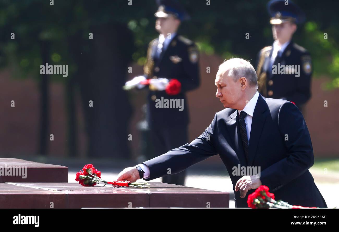 Der russische Präsident Putin nimmt am Grab des unbekannten Soldaten Teil. (Foto: Büro des russischen Präsidenten) Stockfoto