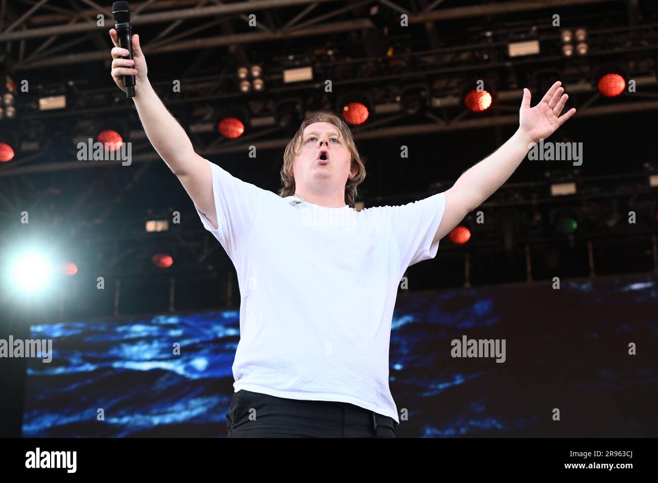 Somerset, Großbritannien. 24. Juni 2023 Lewis Capaldi tritt auf der Pyramide auf, beim Glastonbury Festival auf der Worthy Farm in Somerset. Foto: Samstag, 24. Juni 2023. Das Foto sollte lauten: Matt Crossick/Empics/Alamy Live News Stockfoto