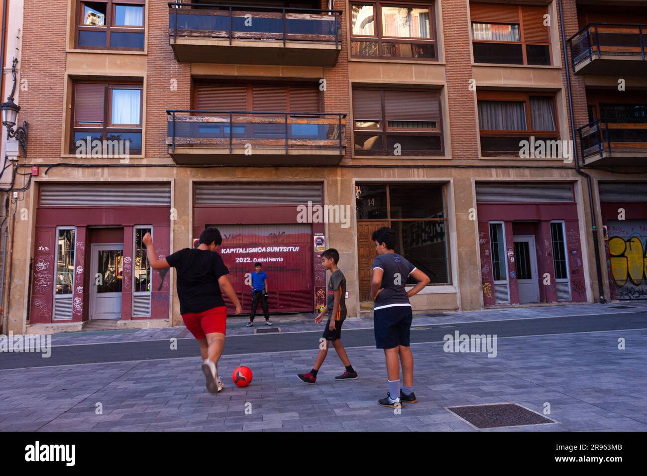 Pamplona, Spanien - Juli 31: Teenager-Fußballspieler nimmt Elfmeter kck auf der Straße Stockfoto