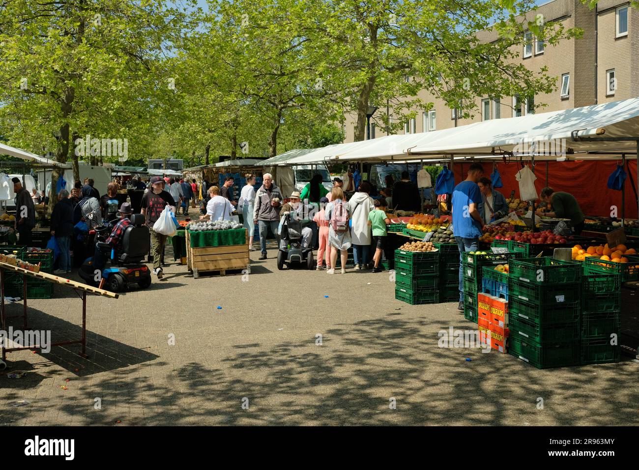 Zoetermeer, Niederlande - Mai 28 2023: Besucher der Obststände auf dem Wochenmarkt in Zoetermeer, Niederlande. Stockfoto