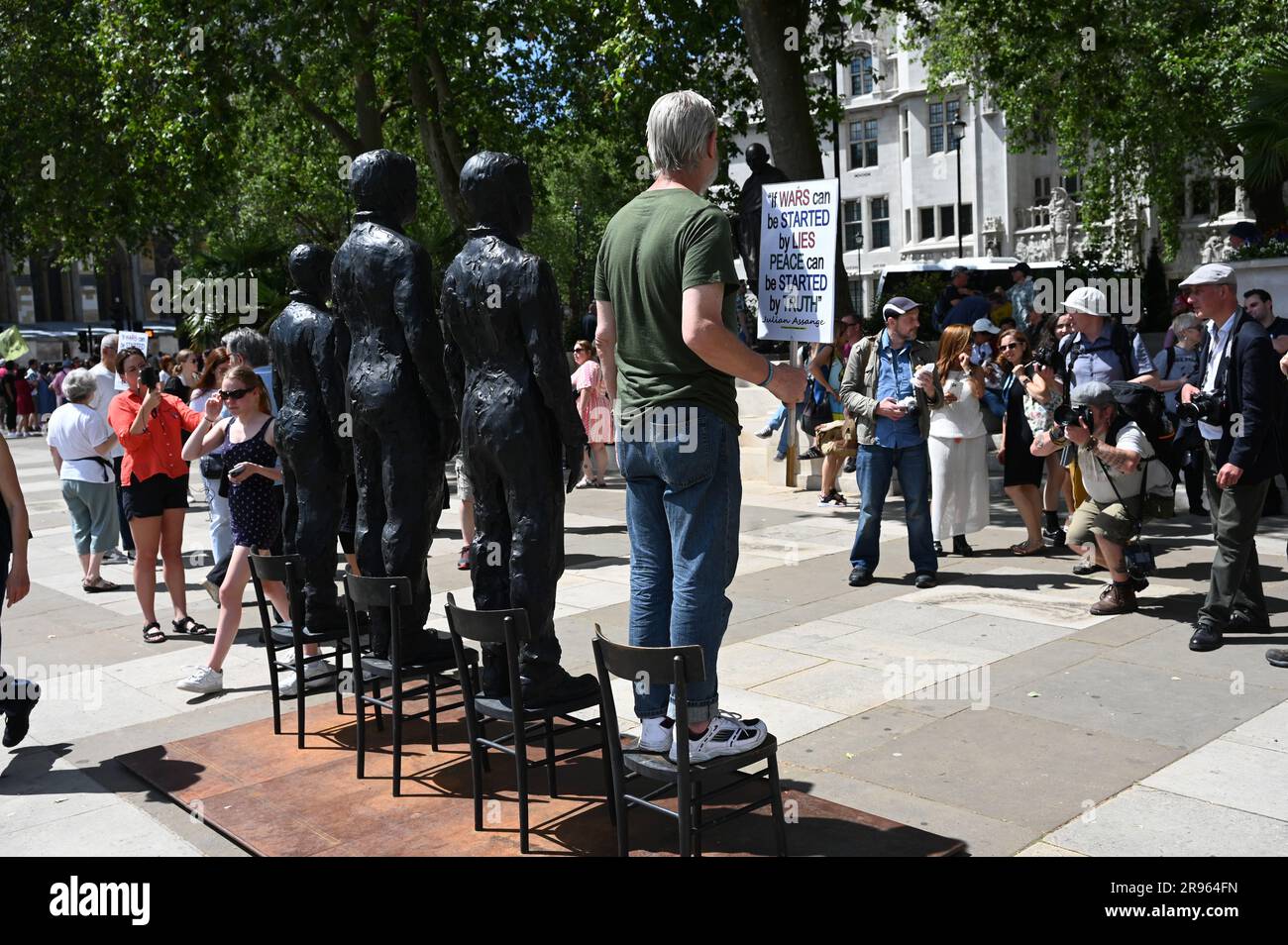 London, Großbritannien. 24. Juni 2023. Alles, was man sagt, spricht die Wahrheit, ist kein Verbrechen, sondern die wahre Freiheitsstatue von Edward Snowden, Julian Assange und Chelsea Manning auf dem Parlamentsplatz. Kredit: Siehe Li/Picture Capital/Alamy Live News Stockfoto