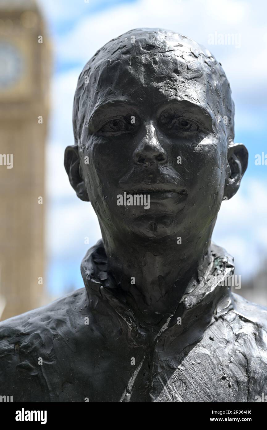 London, Großbritannien. 24. Juni 2023. Alles, was man sagt, spricht die Wahrheit, ist kein Verbrechen, sondern die wahre Freiheitsstatue von Edward Snowden, Julian Assange und Chelsea Manning auf dem Parlamentsplatz. Kredit: Siehe Li/Picture Capital/Alamy Live News Stockfoto