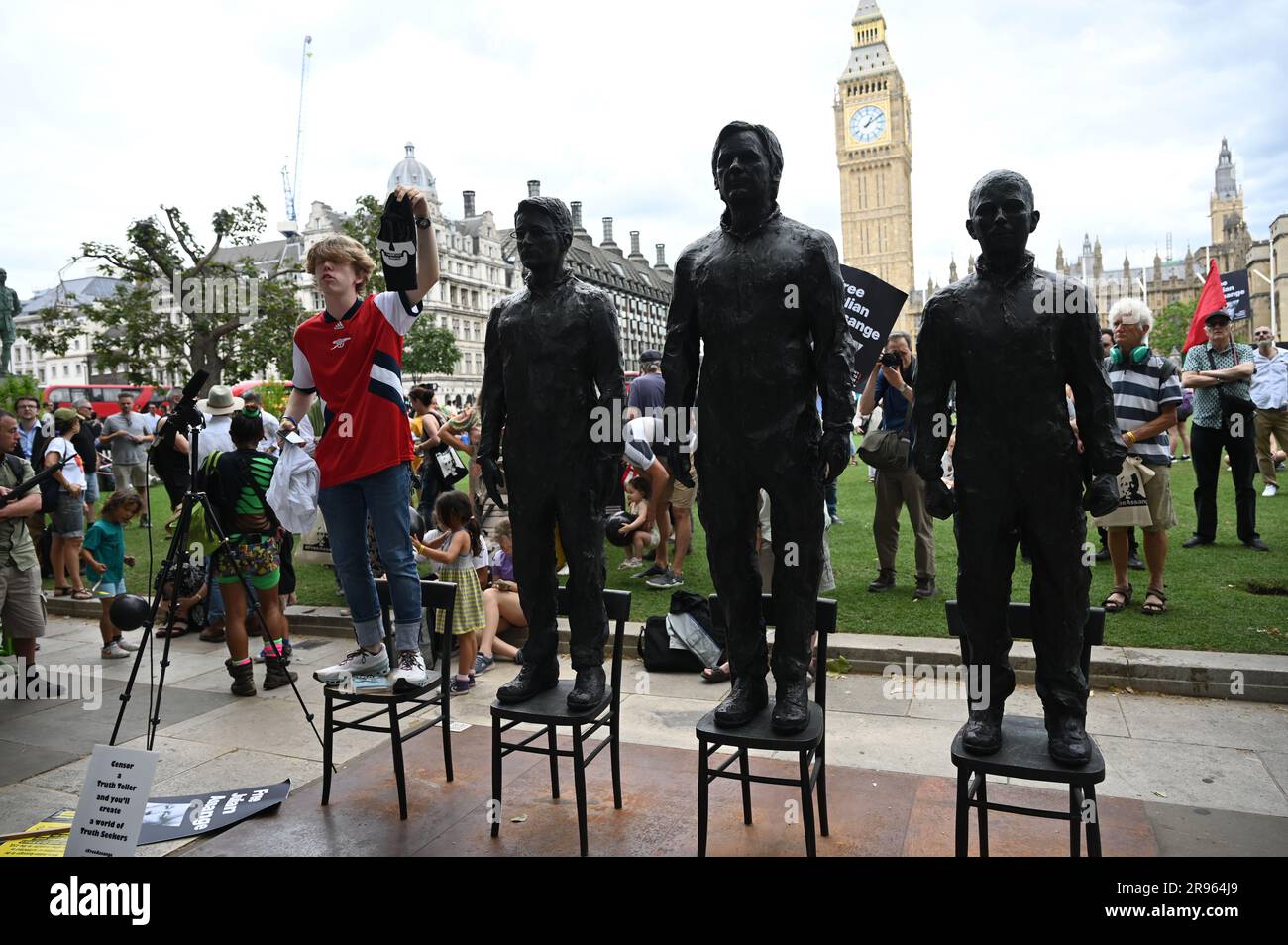 London, Großbritannien. 24. Juni 2023. Alles, was man sagt, spricht die Wahrheit, ist kein Verbrechen, sondern die wahre Freiheitsstatue von Edward Snowden, Julian Assange und Chelsea Manning auf dem Parlamentsplatz. Kredit: Siehe Li/Picture Capital/Alamy Live News Stockfoto