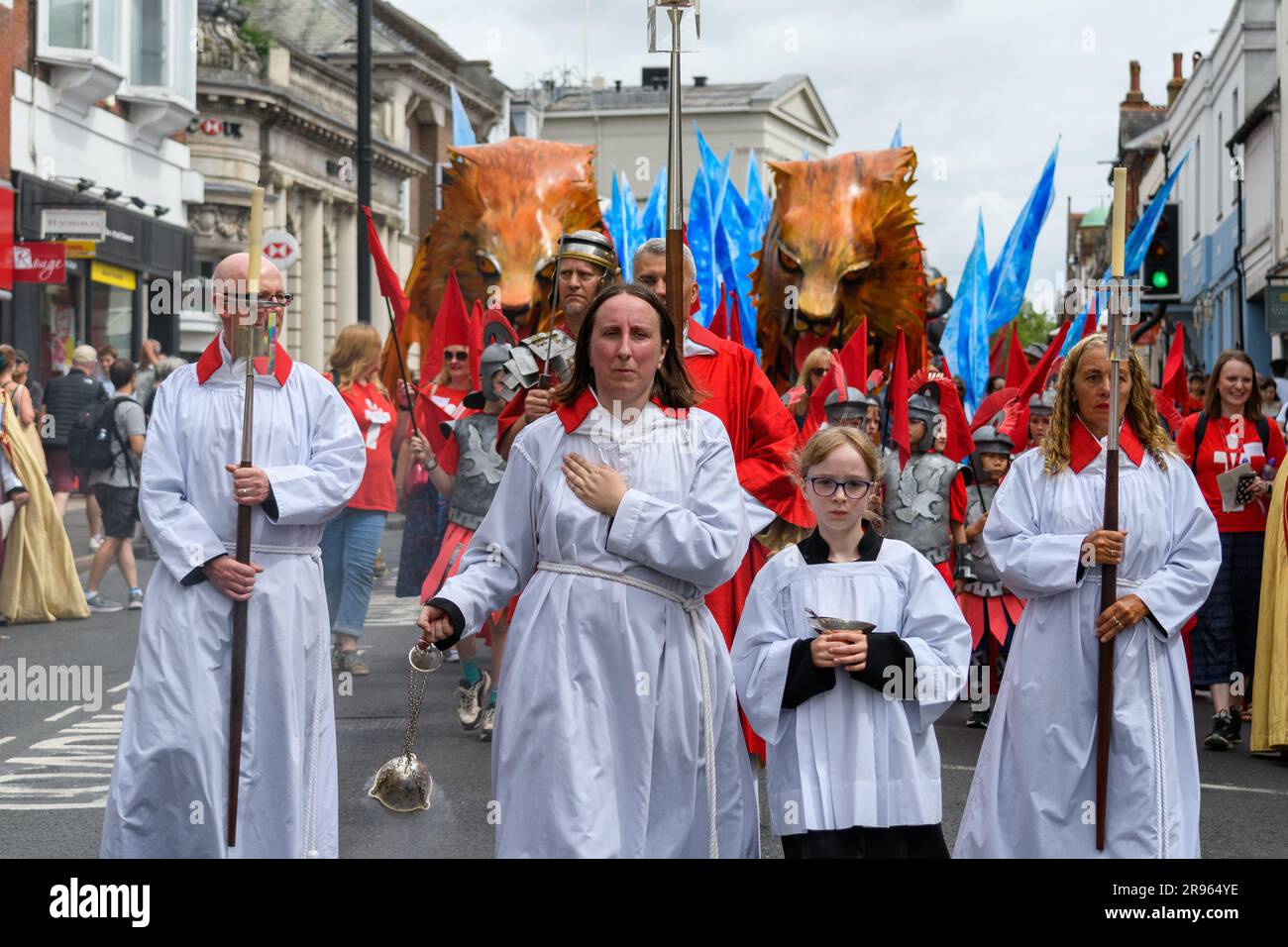 St Albans, Vereinigtes Königreich, 24. Juni 2023, Alban Pilgrimage, eine herrliche Prozession zur Feier von Alban, Großbritanniens erstem heiligen. Jedes Jahr gehen 12ft große Karnevalspuppen, die Figuren aus der Geschichte von St. Alban repräsentieren, auf die Straße, um seine historische Geschichte nachzuahmen. Die Puppen werden von Menschen jeden Alters begleitet, die als Löwen, römische Soldaten, Engel, Streitwagen und mehr gekleidet sind. Andrew Lalchan Photography/Alamy Live News Stockfoto