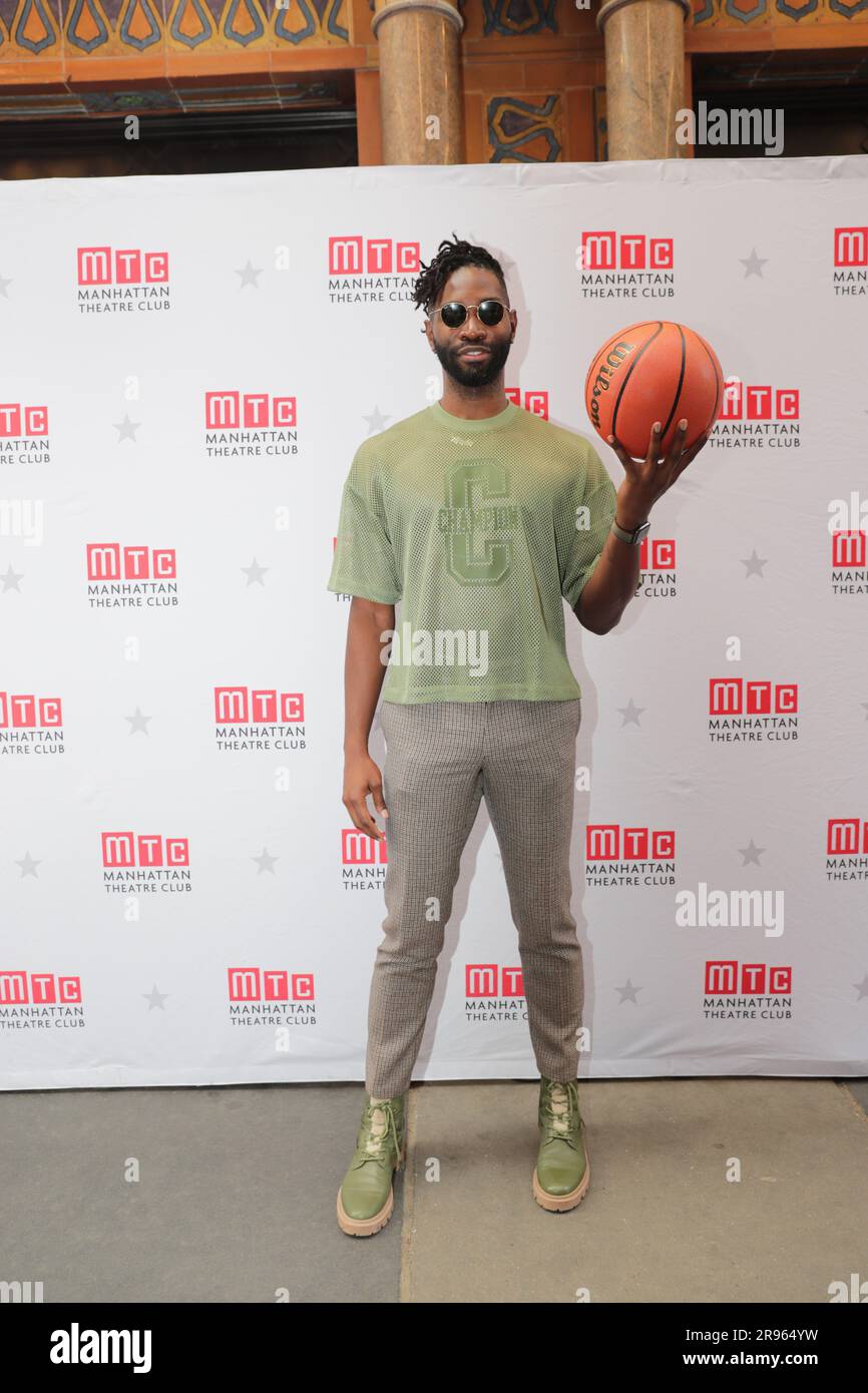 NY, USA. 16. Mai 2023. Manhattan Theatre Club, New York, USA, 16. Mai 2023 - Tarell Alvin McCraney bei der Spieleröffnung VON KÖNIG JAMES in New York City, 16. Mai 2023. Foto: Giada Papini Rampelotto/EuropaNewswire (Kreditbild: © Luiz Rampelotto/ZUMA Press Wire) NUR REDAKTIONELLE VERWENDUNG! Nicht für den kommerziellen GEBRAUCH! Stockfoto