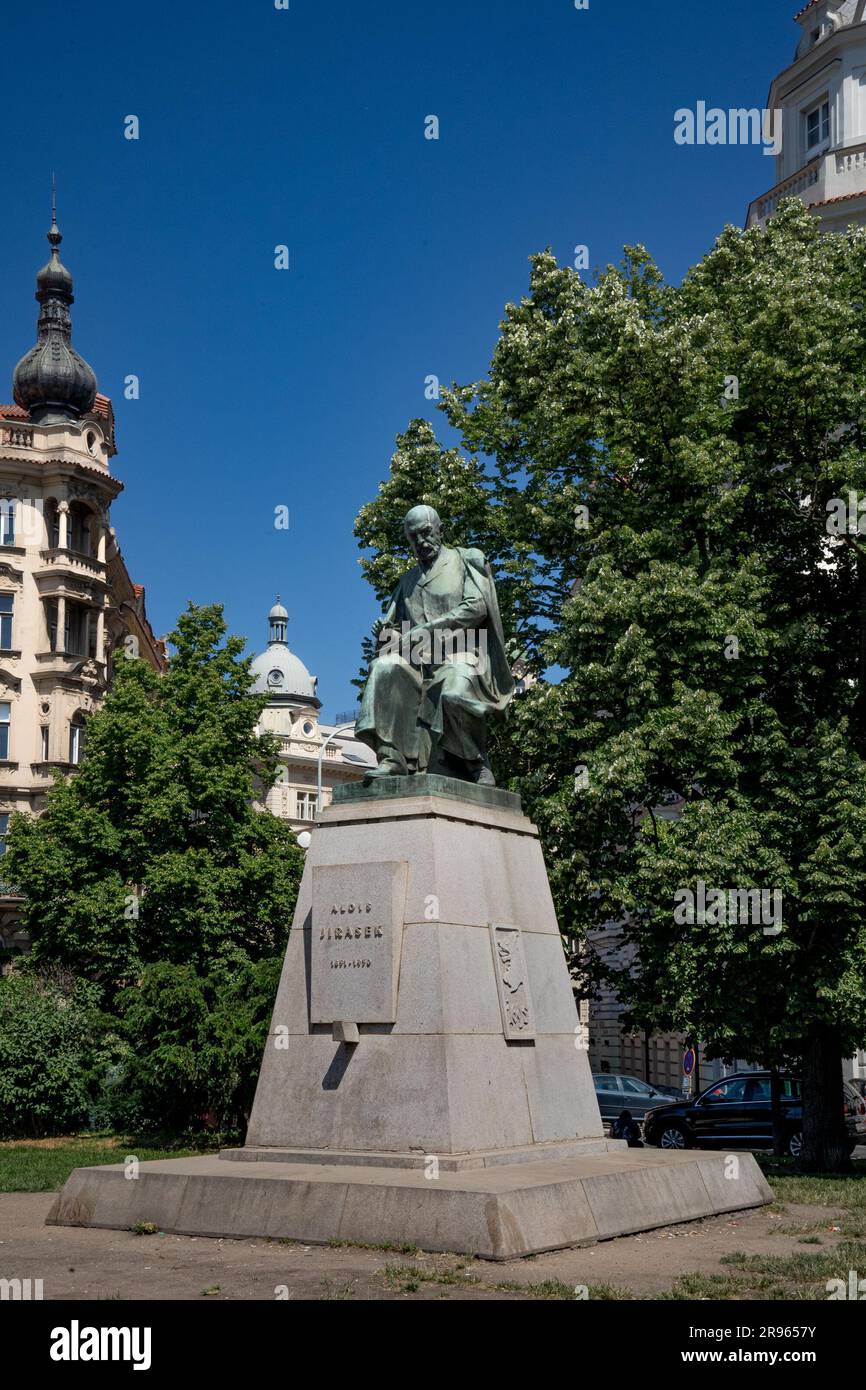 Prag, Böhmen – CZ – 4. Juni 2023 Ein Blick auf die Statue von Alois Jirásek (Pomník Aloise Jiráska) eine Skulptur im Freien von Karel Pokorný und Jaroslav Frag Stockfoto