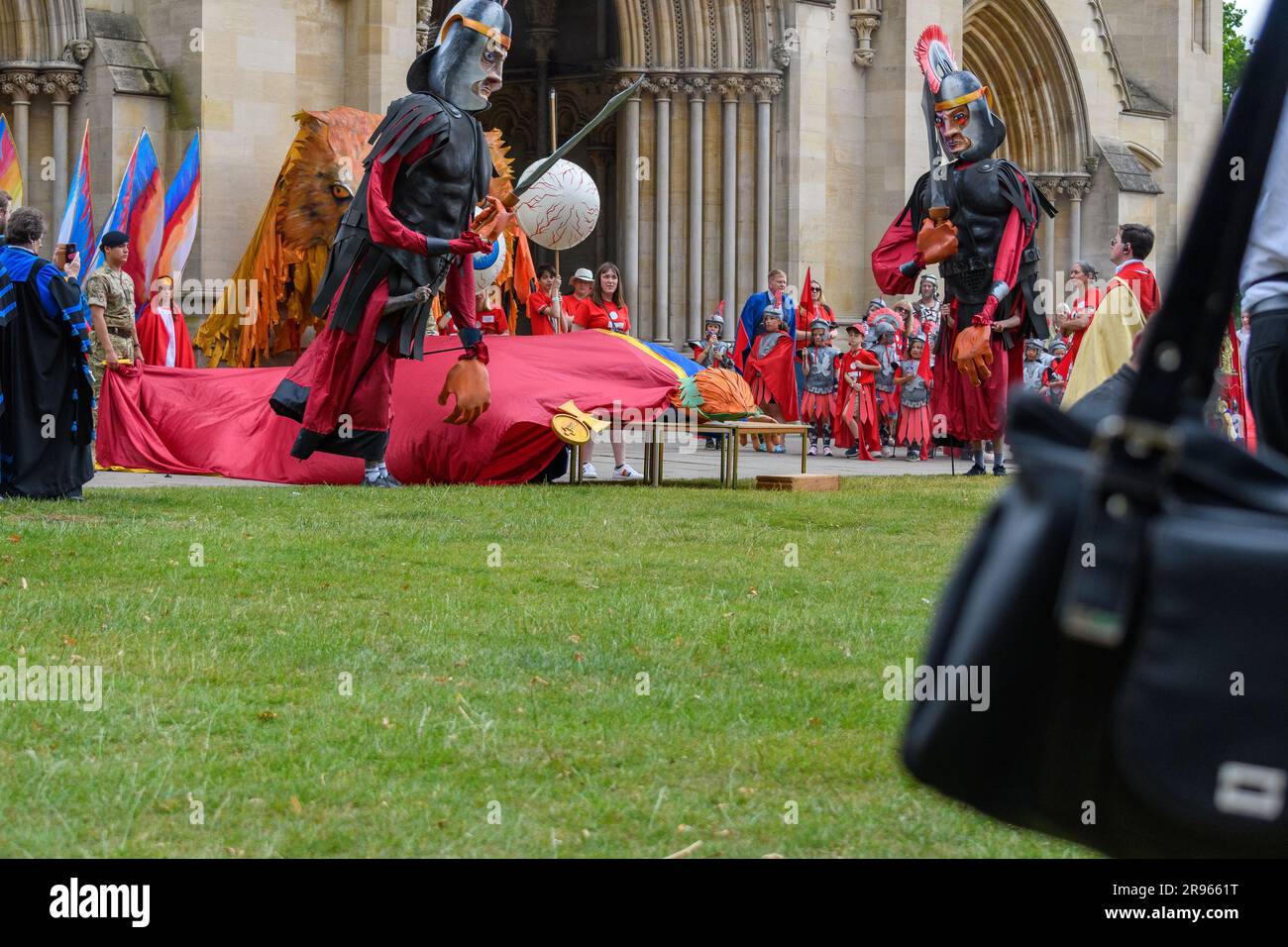 St Albans, Vereinigtes Königreich, 24. Juni 2023, Alban Pilgrimage, eine herrliche Prozession zur Feier von Alban, Großbritanniens erstem heiligen. Jedes Jahr gehen 12ft große Karnevalspuppen, die Figuren aus der Geschichte von St. Alban repräsentieren, auf die Straße, um seine historische Geschichte nachzuahmen. Die Puppen werden von Menschen jeden Alters begleitet, die als Löwen, römische Soldaten, Engel, Streitwagen und mehr gekleidet sind. Andrew Lalchan Photography/Alamy Live News Stockfoto