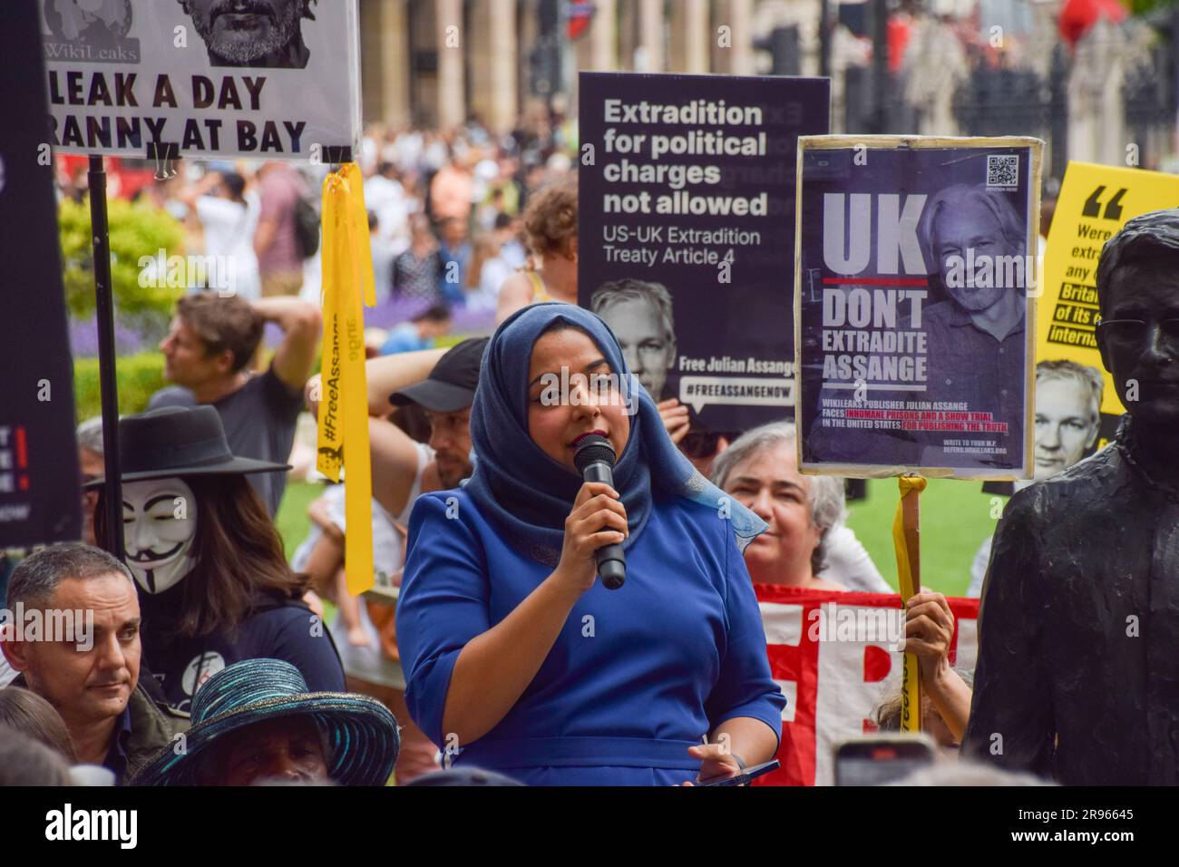 London, Großbritannien. 24. Juni 2023. Die Labour-Abgeordnete Apsana Begum spricht während der Demonstration. Demonstranten versammelten sich auf dem Parliament Square und forderten die britische Regierung auf, Julian Assange zu befreien und ihn nicht an die USA auszuliefern. Kredit: SOPA Images Limited/Alamy Live News Stockfoto