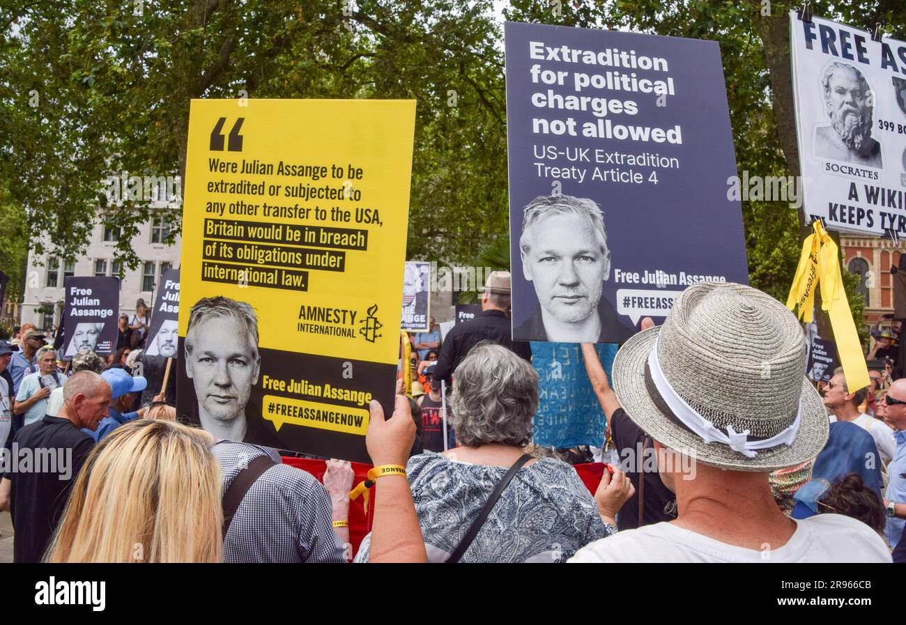 London, Großbritannien. 24. Juni 2023. Demonstranten halten während der Demonstration Plakate zur Unterstützung von Assange. Demonstranten versammelten sich auf dem Parliament Square und forderten die britische Regierung auf, Julian Assange zu befreien und ihn nicht an die USA auszuliefern. (Foto: Vuk Valcic/SOPA Images/Sipa USA) Guthaben: SIPA USA/Alamy Live News Stockfoto