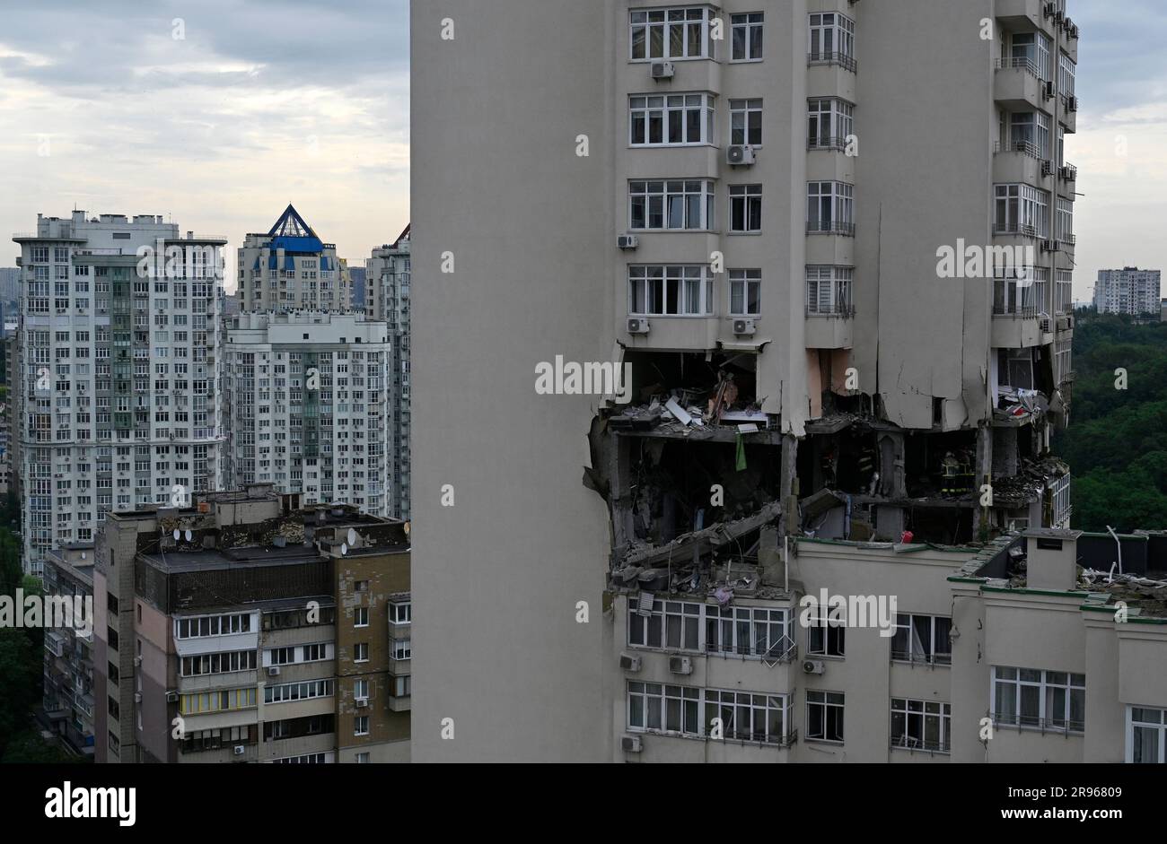 Kiew, Ukraine. 24. Juni 2023. Allgemeiner Blick auf das beschädigte mehrstöckige Wohngebäude, das infolge eines Raketenangriffs der russischen Armee beschädigt wurde. Die russische Armee startete massive Raketenangriffe auf die Ukraine. Die ukrainische Luftwaffe hat 41 Marschflugkörper und zwei Angriffsdrohnen abgeschossen. Als Folge des Bombenanschlags auf Kiew trafen Bruchstücke einer abgerissenen Rakete ein Wohngebäude. Drei Menschen starben. (Foto: Sergei Chuzavkov/SOPA Images/Sipa USA) Guthaben: SIPA USA/Alamy Live News Stockfoto