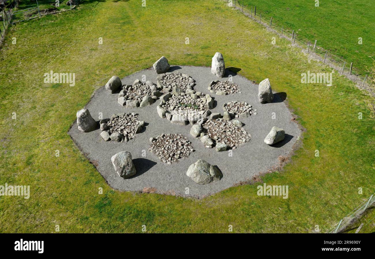 Cullerlie prähistorischer Steinkreis mit 8 Bordsteinen. Einäscherungsort. Auch bekannt als Standing Stones of Echt. 14km W. aus Aberdeen, Schottland. Sieht aus wie NW Stockfoto