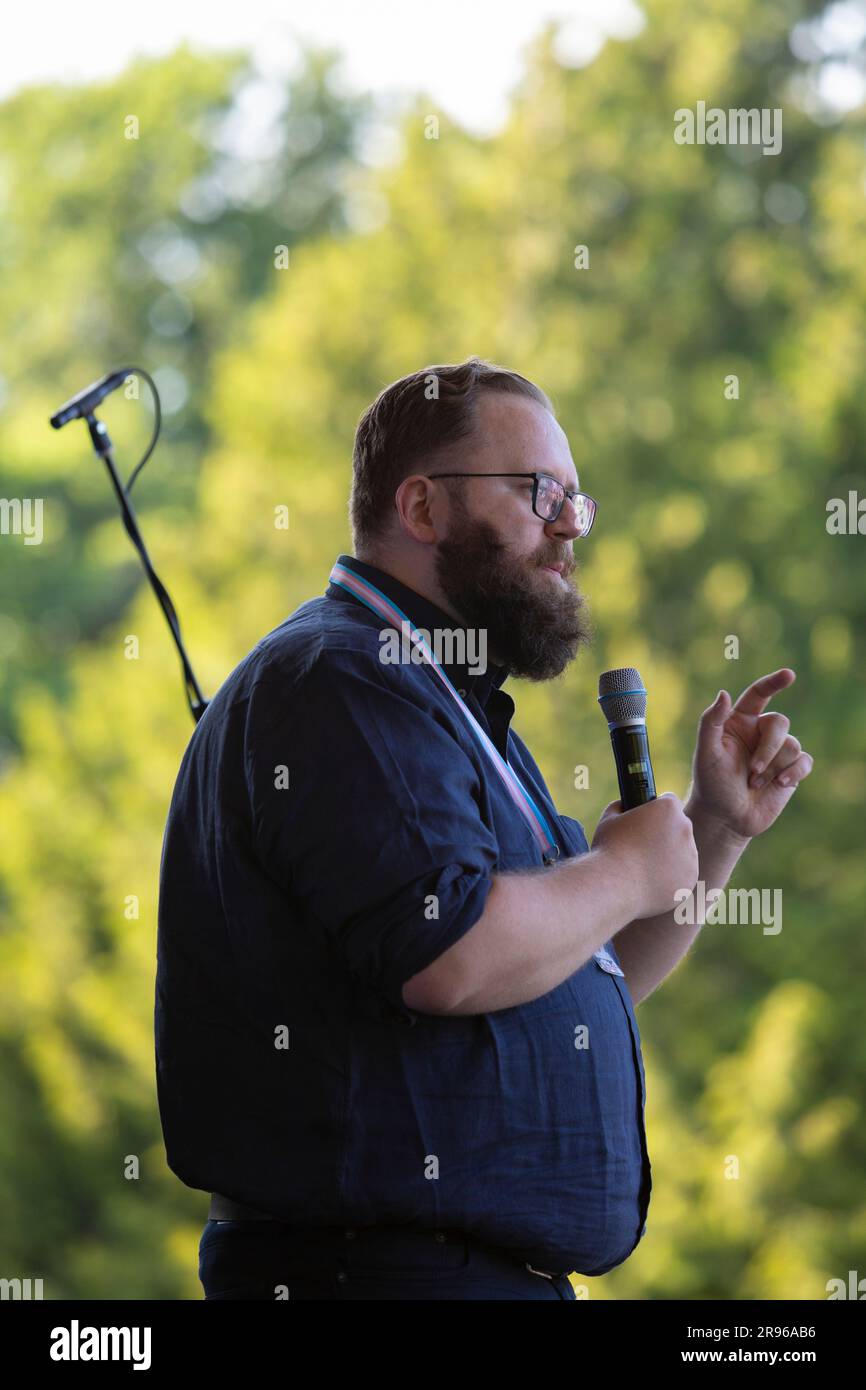 Senator Marko Liias des US-Bundesstaats Washington spricht am Freitag, den 23. Juni 2023, bei der Trans Pride-Feier im Seattle Volunteer Park mit Anhängern. Stockfoto