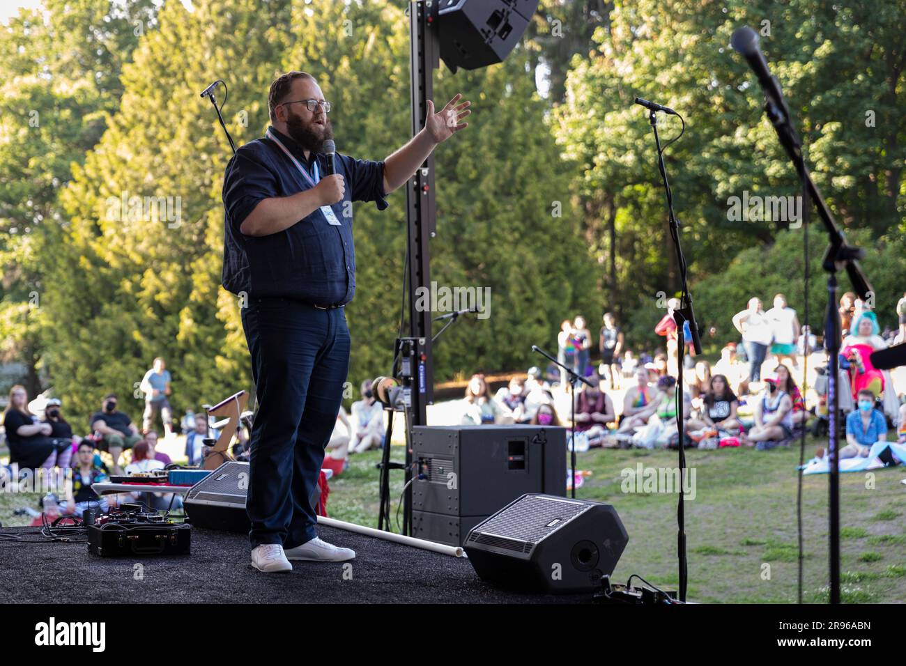 Senator Marko Liias des US-Bundesstaats Washington spricht am Freitag, den 23. Juni 2023, bei der Trans Pride-Feier im Seattle Volunteer Park mit Anhängern. Stockfoto