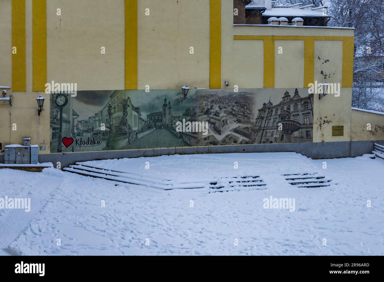 Klodzko, Polen - Januar 2023: Großes und altes Banner an der Wand des Gebäudes mit bedruckten berühmten Plätzen in Klodzko im Retro-Look Stockfoto
