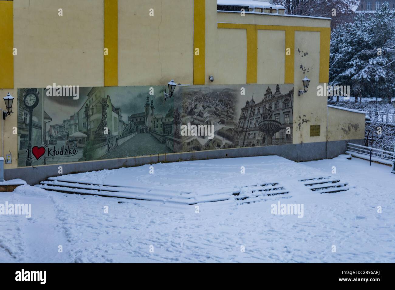 Klodzko, Polen - Januar 2023: Großes und altes Banner an der Wand des Gebäudes mit bedruckten berühmten Plätzen in Klodzko im Retro-Look Stockfoto