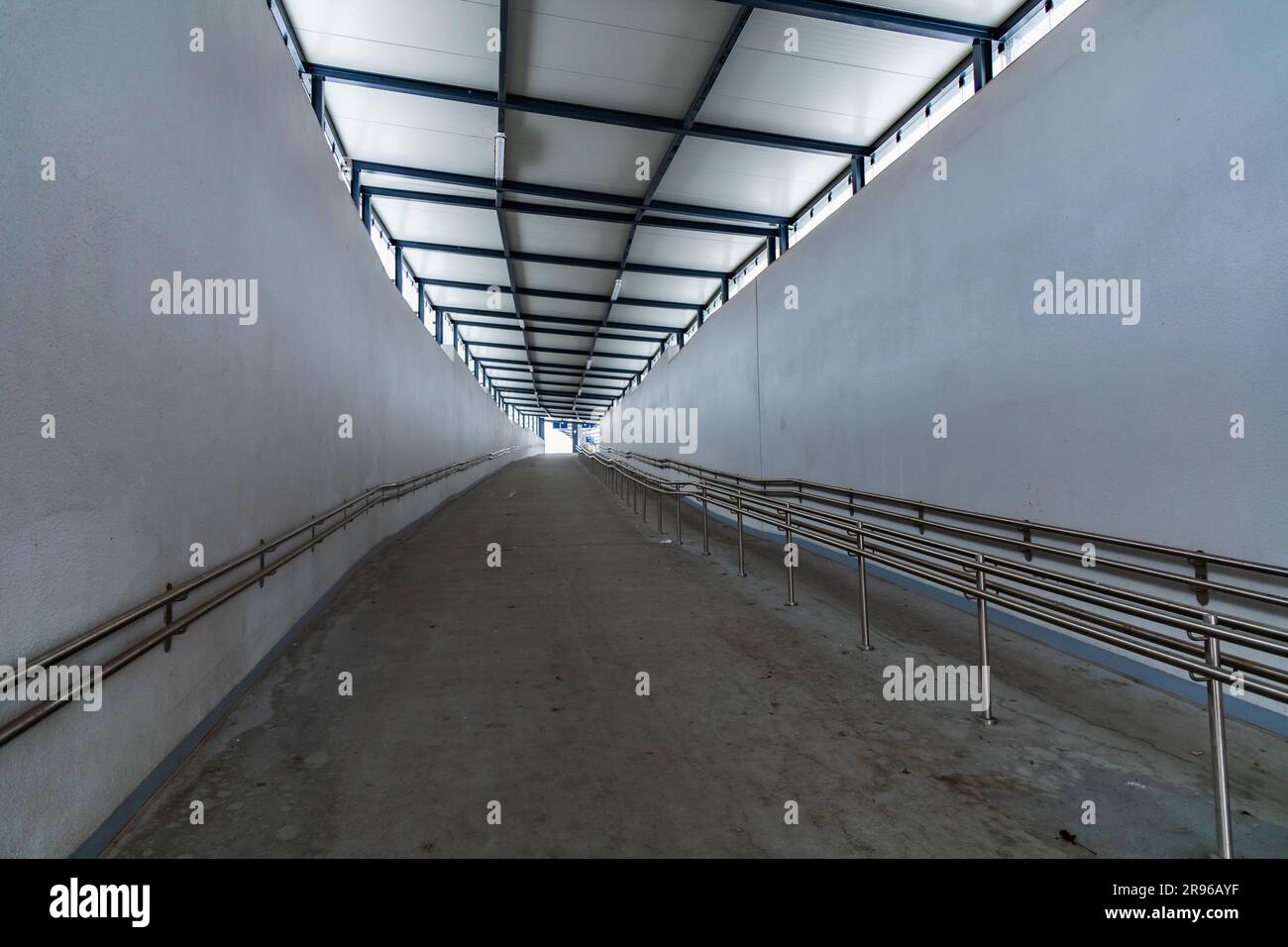 Klodzko, Polen Januar 2023 Langer Tunnel zum Bahnsteig am Bahnhof in