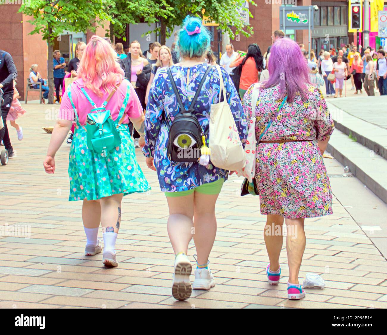 Glasgow, Schottland, Vereinigtes Königreich, 24. Juni 2023. Wetter in Großbritannien: An einem sonnigen Tag sahen wir Einheimische und Touristen auf den Straßen. Credit Gerard Ferry/Alamy Live News Stockfoto