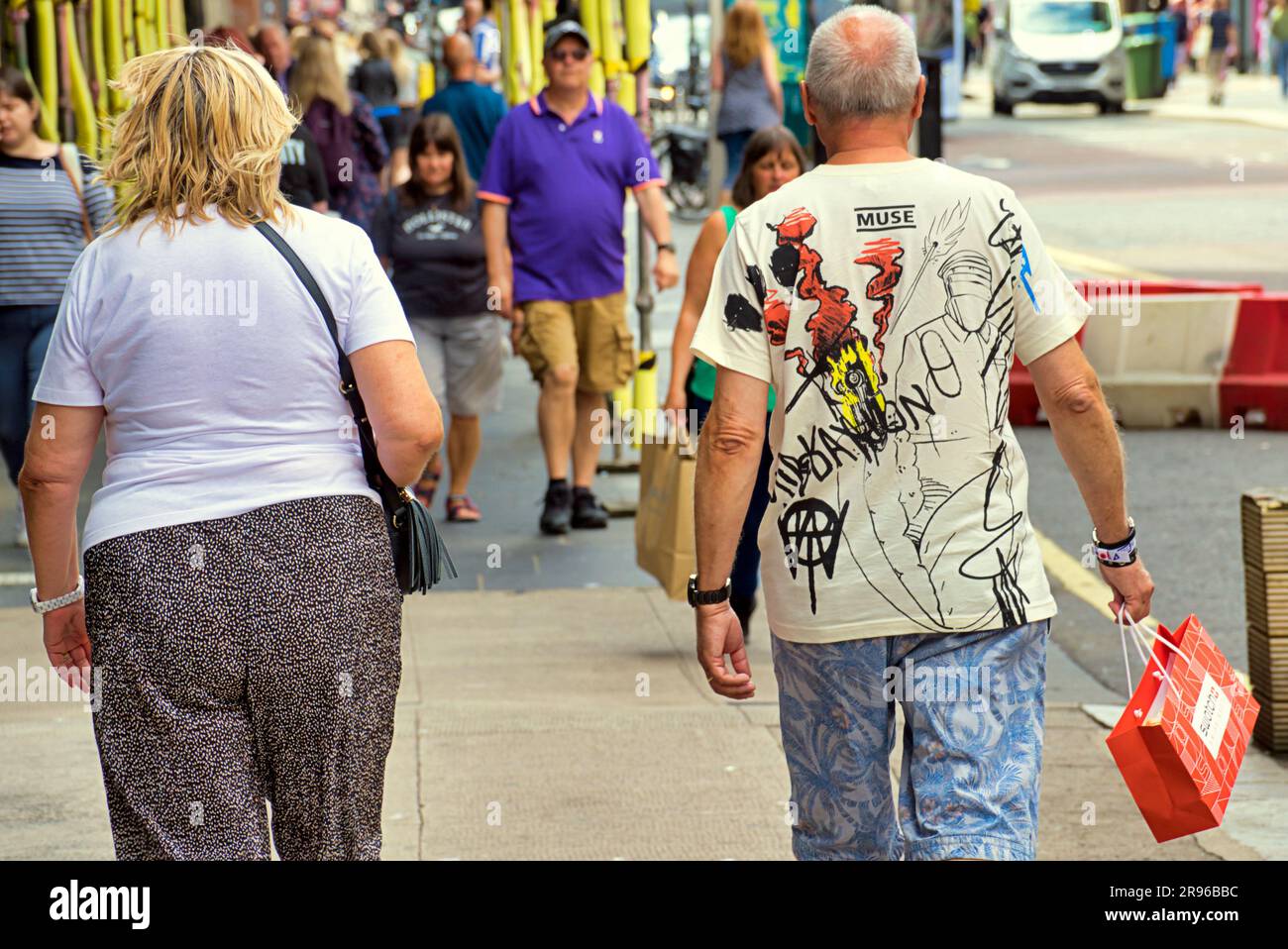 Glasgow, Schottland, Vereinigtes Königreich, 24. Juni 2023. Wetter in Großbritannien: An einem sonnigen Tag sahen wir Einheimische und Touristen auf den Straßen. Credit Gerard Ferry/Alamy Live News Stockfoto