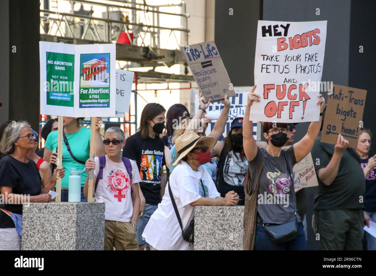 Trans- und LGBTQ-Aktivisten haben sich zusammengeschlossen, um gegen die Dobbs-Entscheidung zu protestieren, die vor einem Jahr während eines schwestermarsches für den National Day of Action vom Women's March National in der Innenstadt von Chicago am 24. Juni 2023 getroffen wurde. Vor einem Jahr hat der Oberste Gerichtshof in dieser Woche seine Dobbs-Entscheidung erlassen, die bedeutete, dass Millionen von Amerikanern keinen garantierten Zugang zur Abtreibungsbetreuung mehr hatten. (Foto: Alexandra Buxbaum/Sips USA) Guthaben: SIPA USA/Alamy Live News Stockfoto