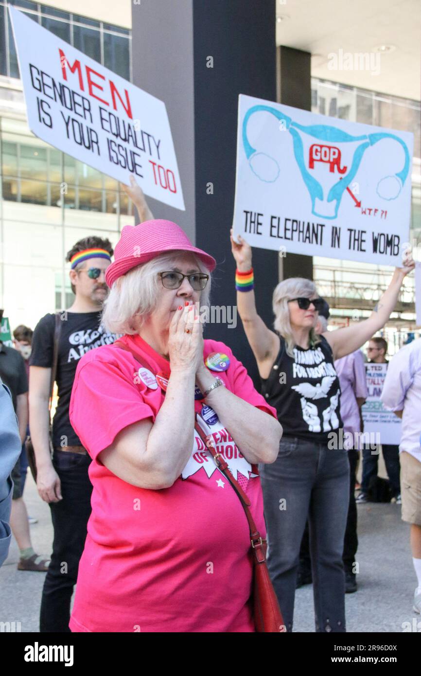 Trans- und LGBTQ-Aktivisten haben sich zusammengeschlossen, um gegen die Dobbs-Entscheidung zu protestieren, die vor einem Jahr während eines schwestermarsches für den National Day of Action vom Women's March National in der Innenstadt von Chicago am 24. Juni 2023 getroffen wurde. Vor einem Jahr hat der Oberste Gerichtshof in dieser Woche seine Dobbs-Entscheidung erlassen, die bedeutete, dass Millionen von Amerikanern keinen garantierten Zugang zur Abtreibungsbetreuung mehr hatten. (Foto: Alexandra Buxbaum/Sips USA) Guthaben: SIPA USA/Alamy Live News Stockfoto