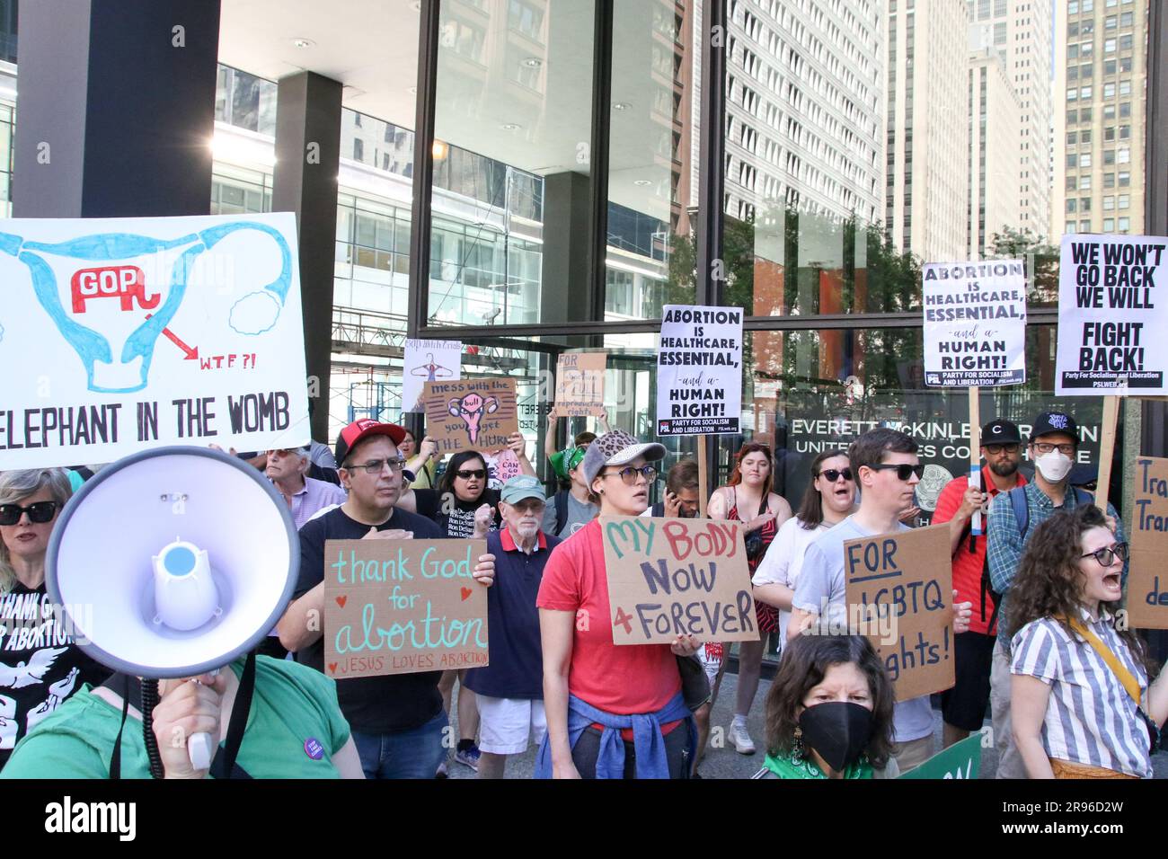 Trans- und LGBTQ-Aktivisten haben sich zusammengeschlossen, um gegen die Dobbs-Entscheidung zu protestieren, die vor einem Jahr während eines schwestermarsches für den National Day of Action vom Women's March National in der Innenstadt von Chicago am 24. Juni 2023 getroffen wurde. Vor einem Jahr hat der Oberste Gerichtshof in dieser Woche seine Dobbs-Entscheidung erlassen, die bedeutete, dass Millionen von Amerikanern keinen garantierten Zugang zur Abtreibungsbetreuung mehr hatten. (Foto: Alexandra Buxbaum/Sips USA) Guthaben: SIPA USA/Alamy Live News Stockfoto