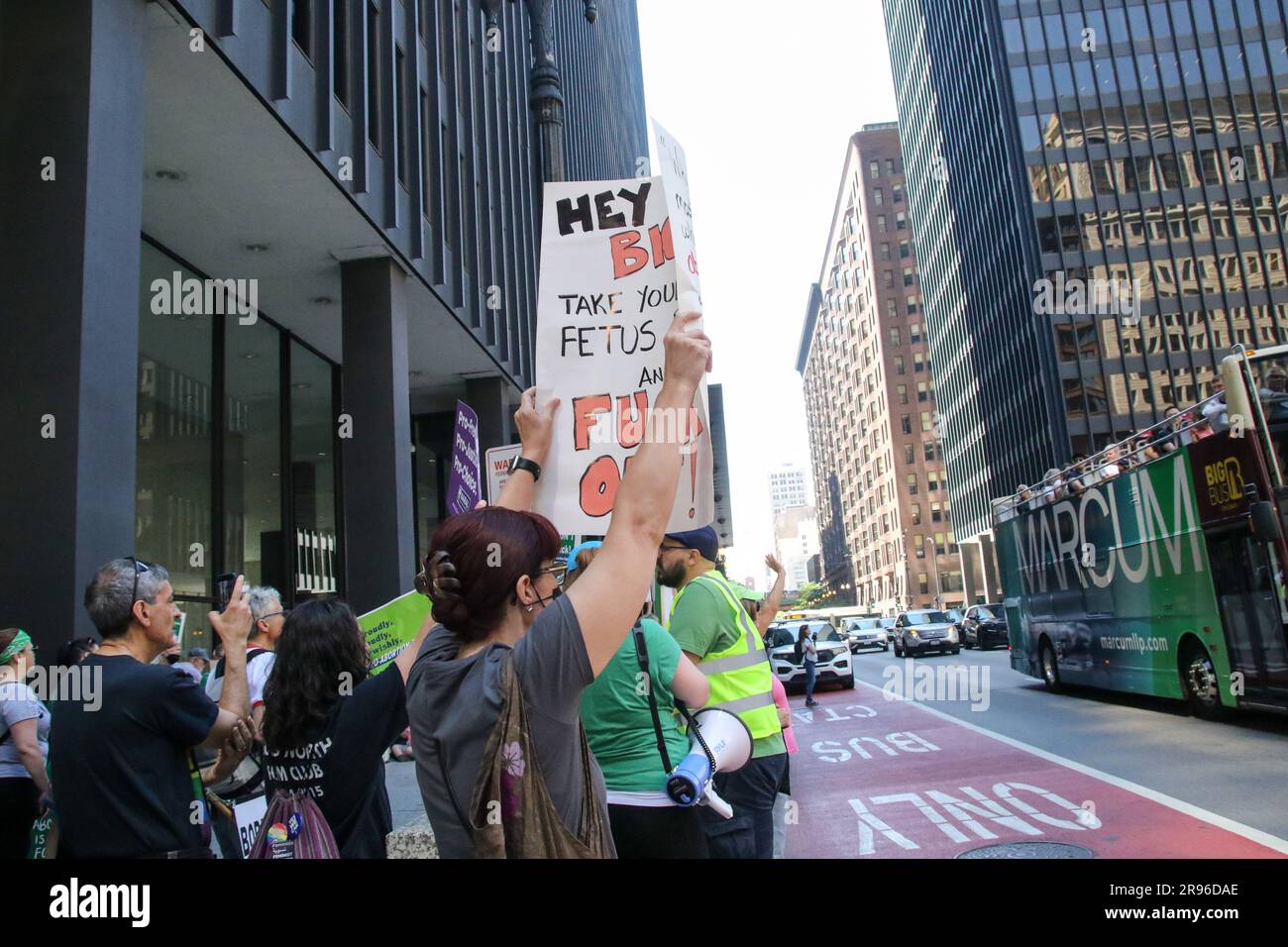 Trans- und LGBTQ-Aktivisten haben sich zusammengeschlossen, um gegen die Dobbs-Entscheidung zu protestieren, die vor einem Jahr während eines schwestermarsches für den National Day of Action vom Women's March National in der Innenstadt von Chicago am 24. Juni 2023 getroffen wurde. Vor einem Jahr hat der Oberste Gerichtshof in dieser Woche seine Dobbs-Entscheidung erlassen, die bedeutete, dass Millionen von Amerikanern keinen garantierten Zugang zur Abtreibungsbetreuung mehr hatten. (Foto: Alexandra Buxbaum/Sips USA) Guthaben: SIPA USA/Alamy Live News Stockfoto