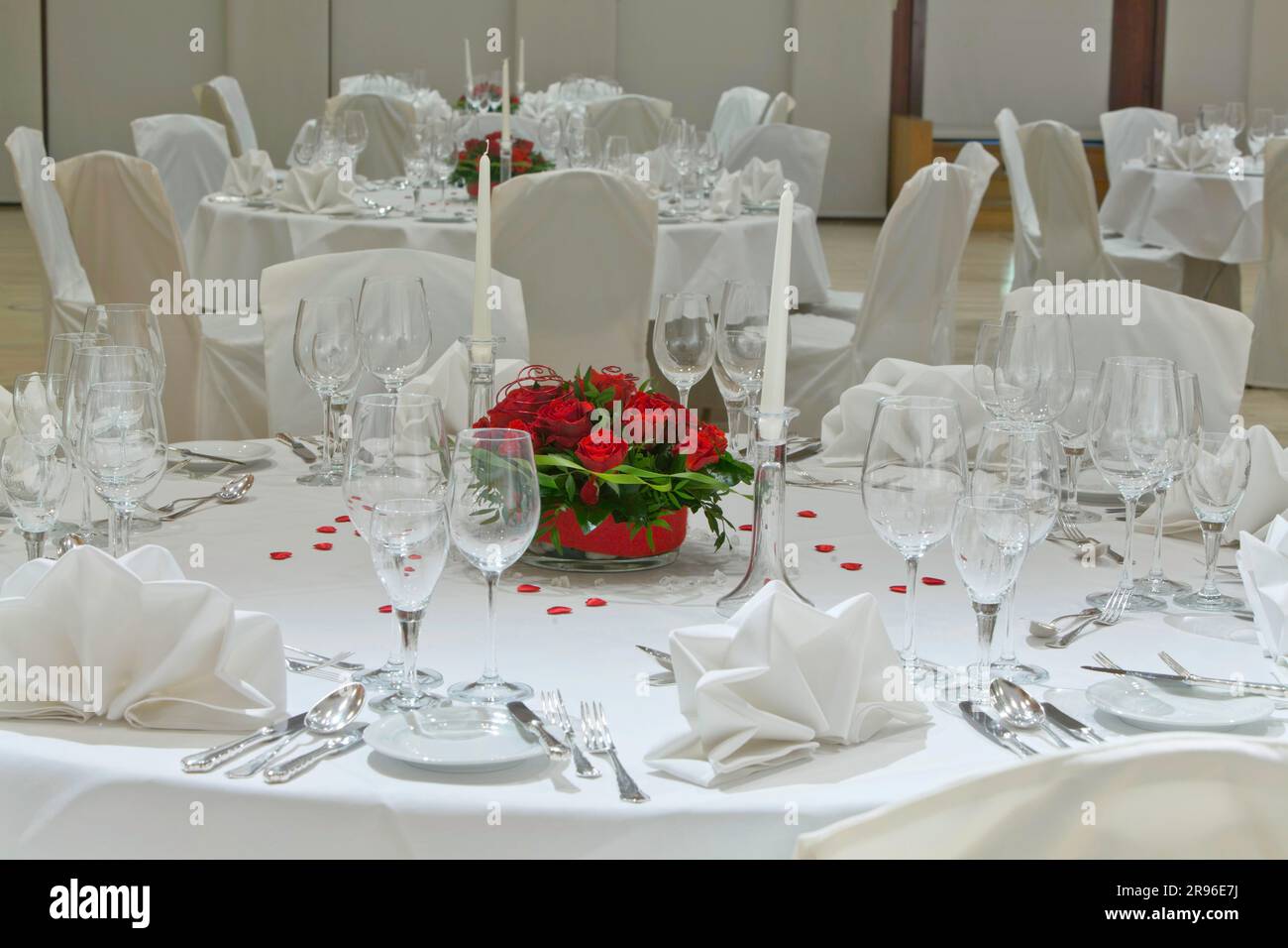 Festlich gedeckter Tisch in einem Restaurant für eine Familienfeier, Servietten und Blumenarrangements, Deutschland Stockfoto