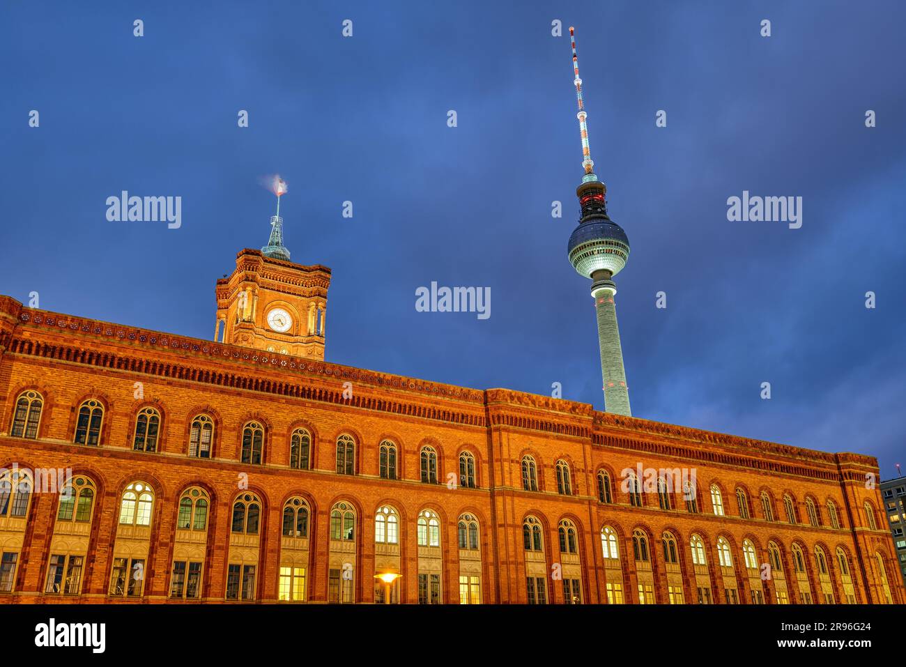 Das Rathaus und der berühmte Fernsehturm in Berlin bei Nacht Stockfoto