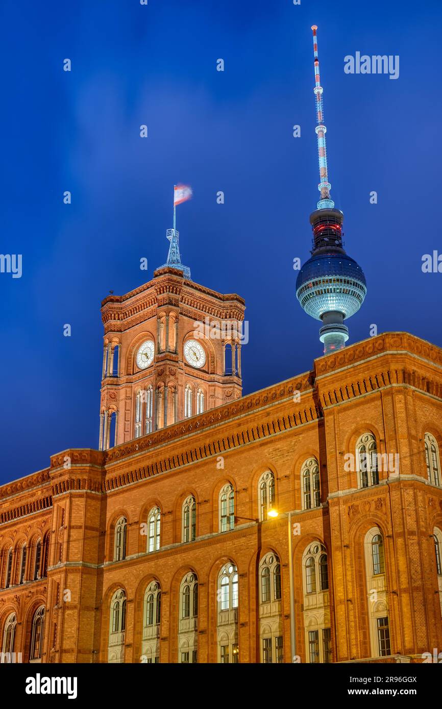 Das Rathaus und der berühmte Fernsehturm in Berlin bei Nacht Stockfoto