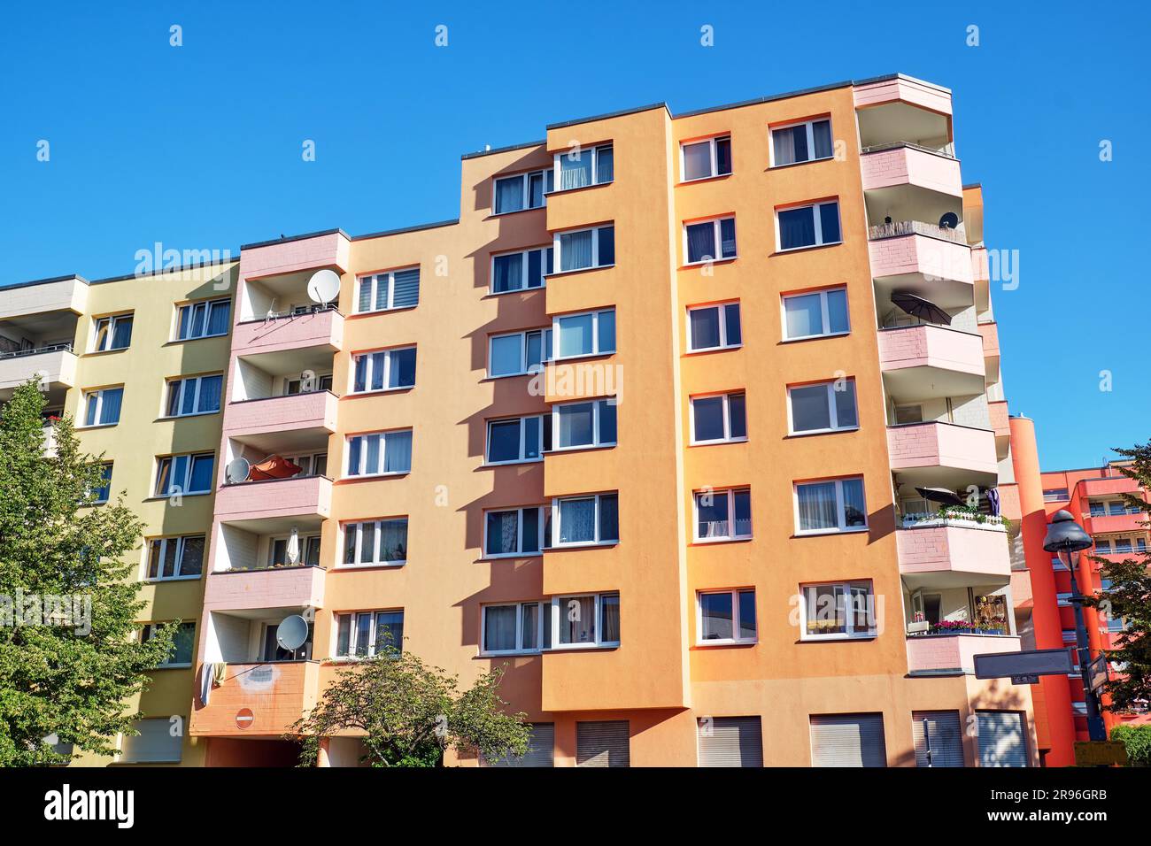 Farbenfrohe Wohnhäuser aus den 70er Jahren in Berlin Stockfoto