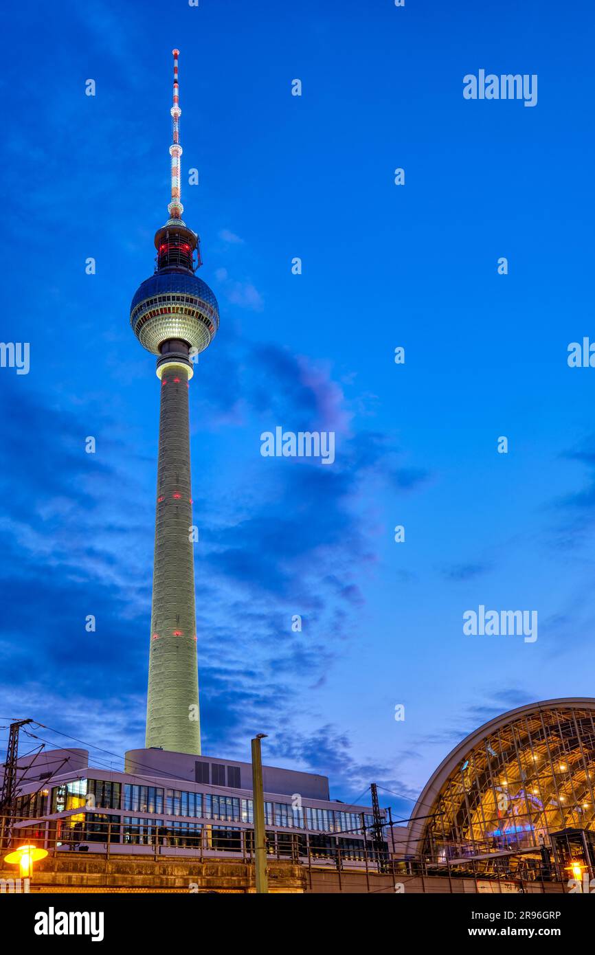 Der berühmte Berliner Fernsehturm und der Bahnhof Alexanderplatz bei Nacht Stockfoto
