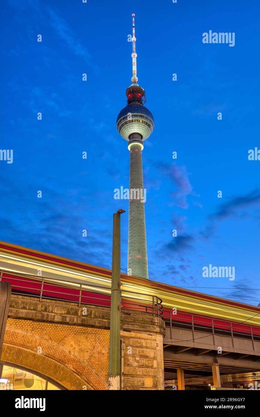 Die S-Bahn und der berühmte Fernsehturm in Berlin in der Dämmerung Stockfoto