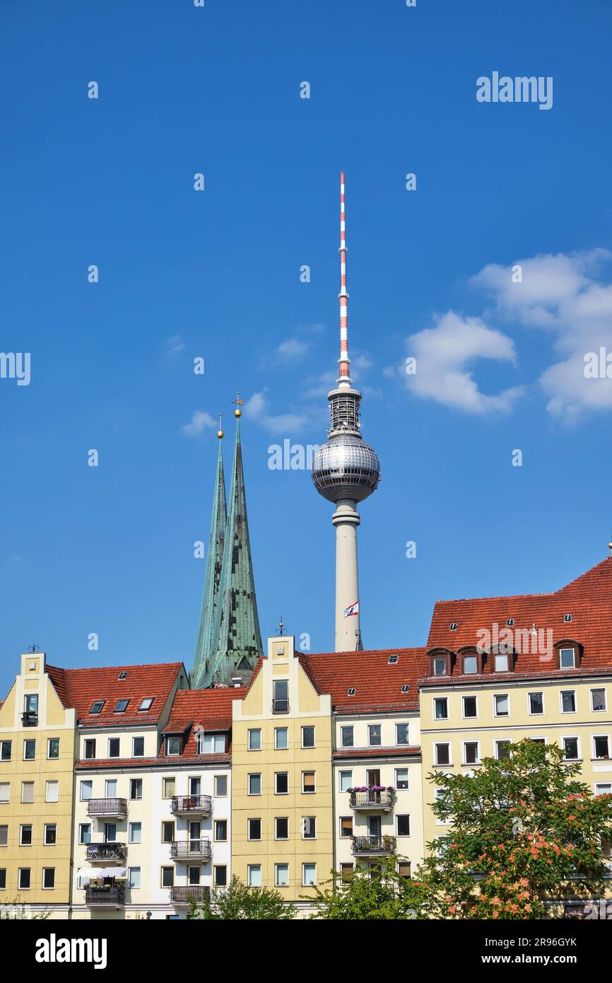 Das Nikolai-Viertel in Berlin mit dem berühmten Fernsehturm Stockfoto