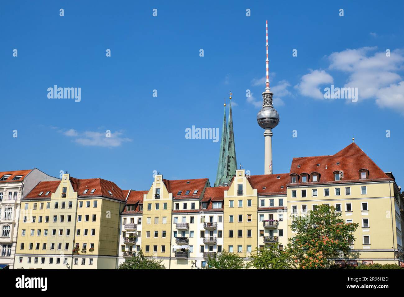Das berühmte Nikolaiviertel in Berlin mit dem Fernsehturm im Hintergrund Stockfoto