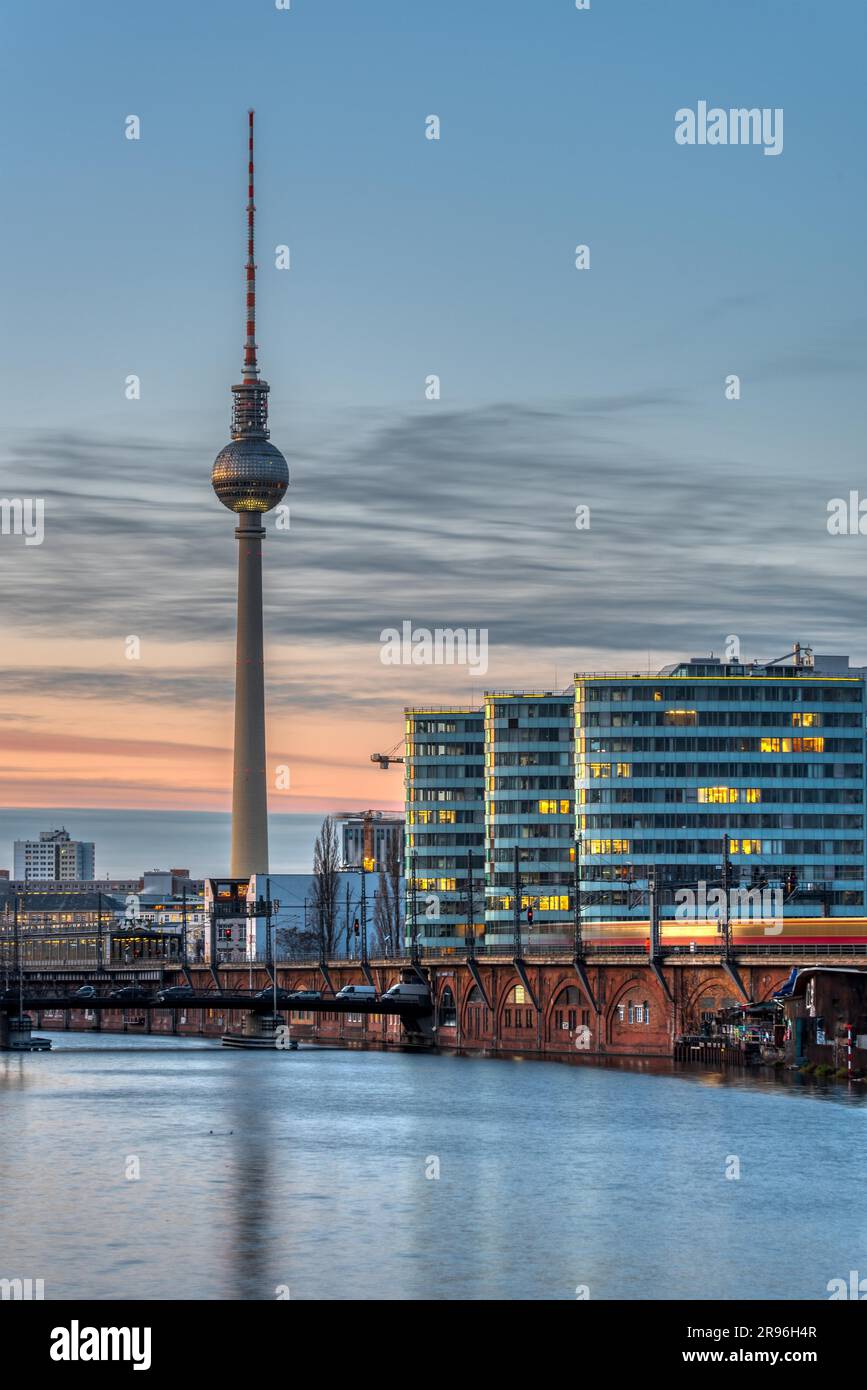 Der berühmte Fernsehturm und die Spree in Berlin in der Dämmerung Stockfoto