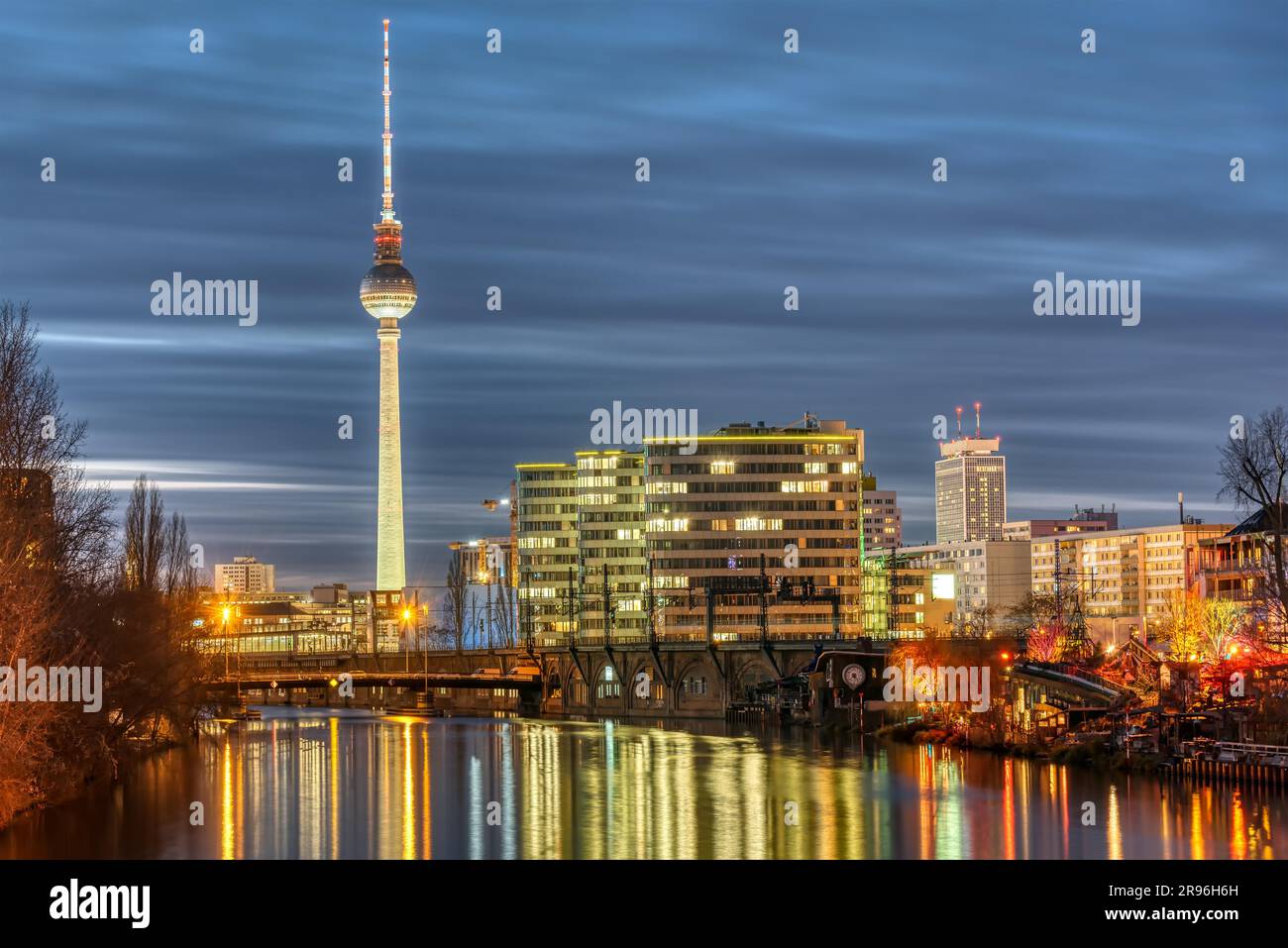 Die Spree, der berühmte Fernsehturm und einige Bürogebäude in Berlin bei Nacht Stockfoto