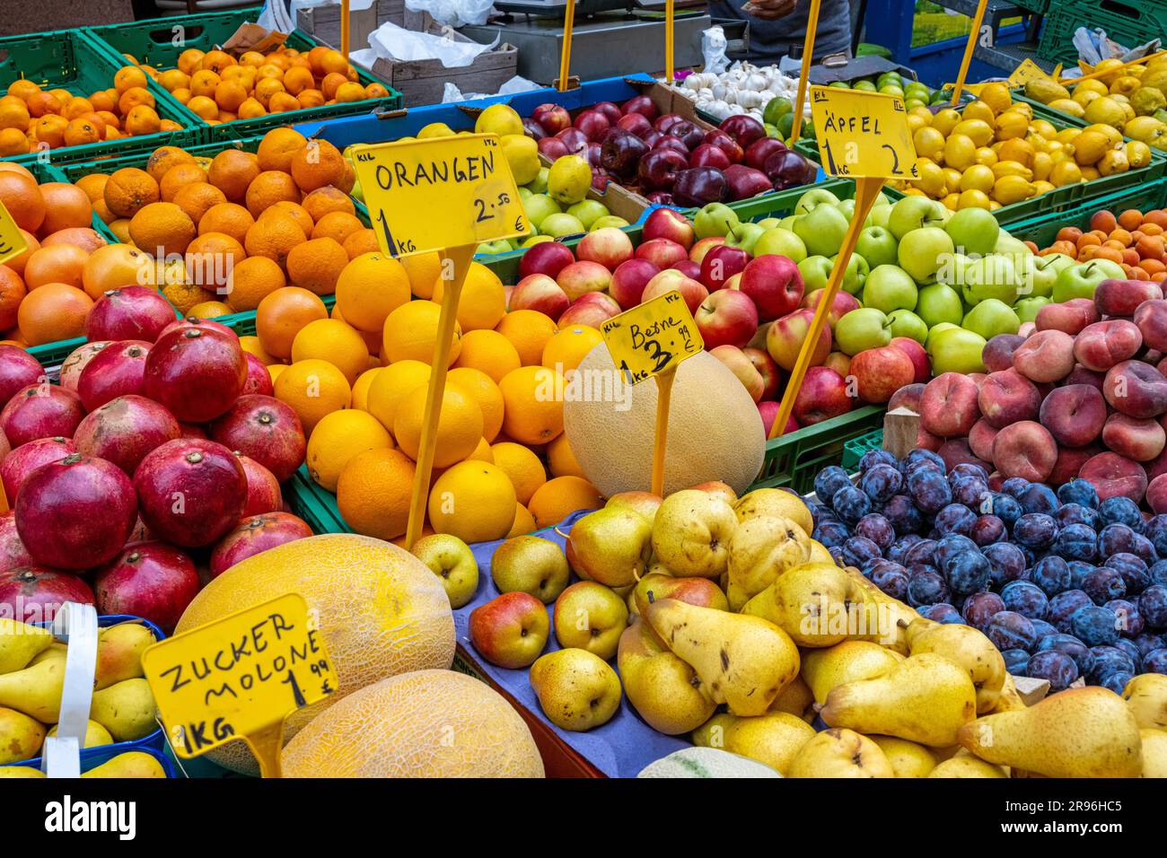 Verschiedene Obstsorten zum Verkauf auf einem Markt Stockfoto