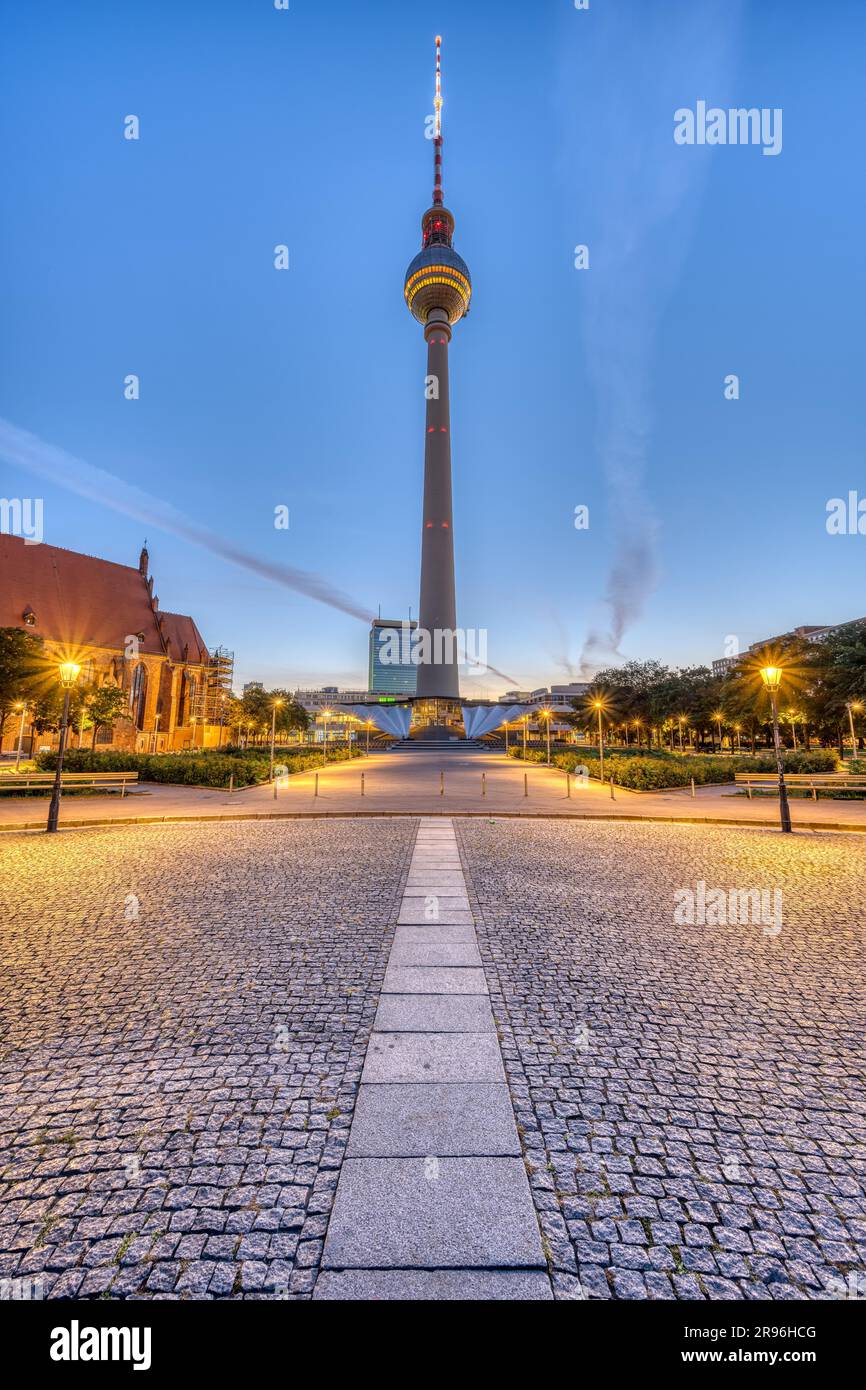 Alexanderplatz in Berlin mit dem berühmten Fernsehturm in der Dämmerung Stockfoto