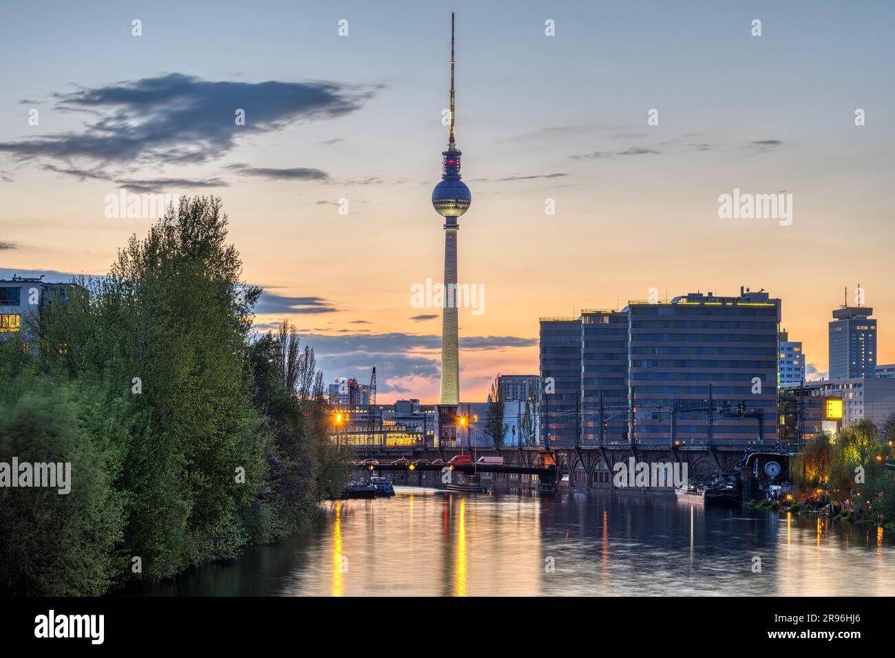 Der berühmte Fernsehturm und die Spree in Berlin in der Dämmerung Stockfoto