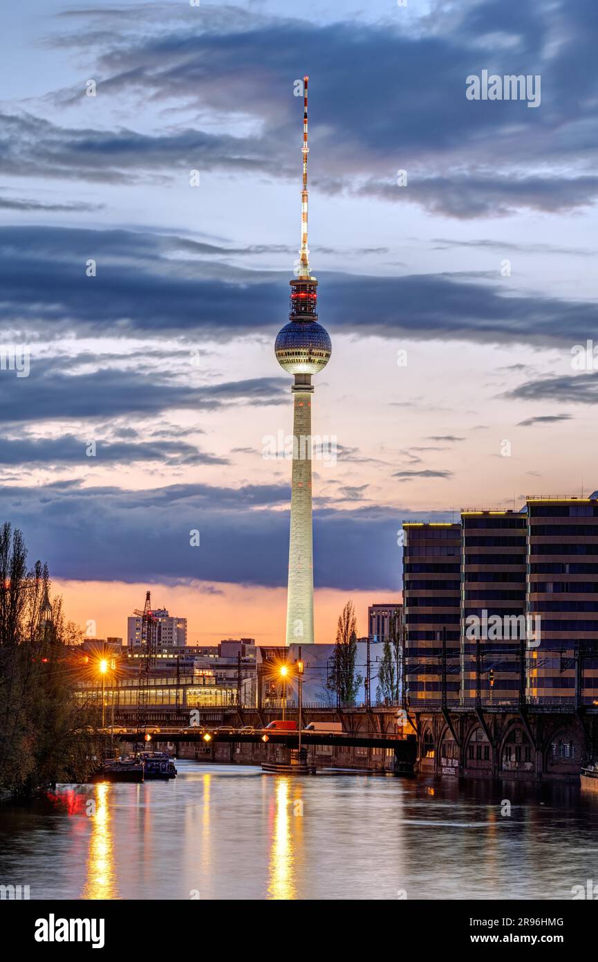 Die Skyline von Berlin mit dem berühmten Fernsehturm und der Spree nach Sonnenuntergang Stockfoto