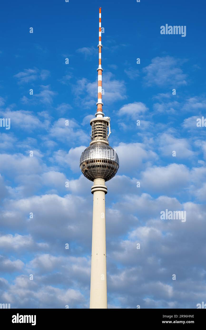 Der berühmte Fernsehturm von Berlin an einem sonnigen Tag Stockfoto