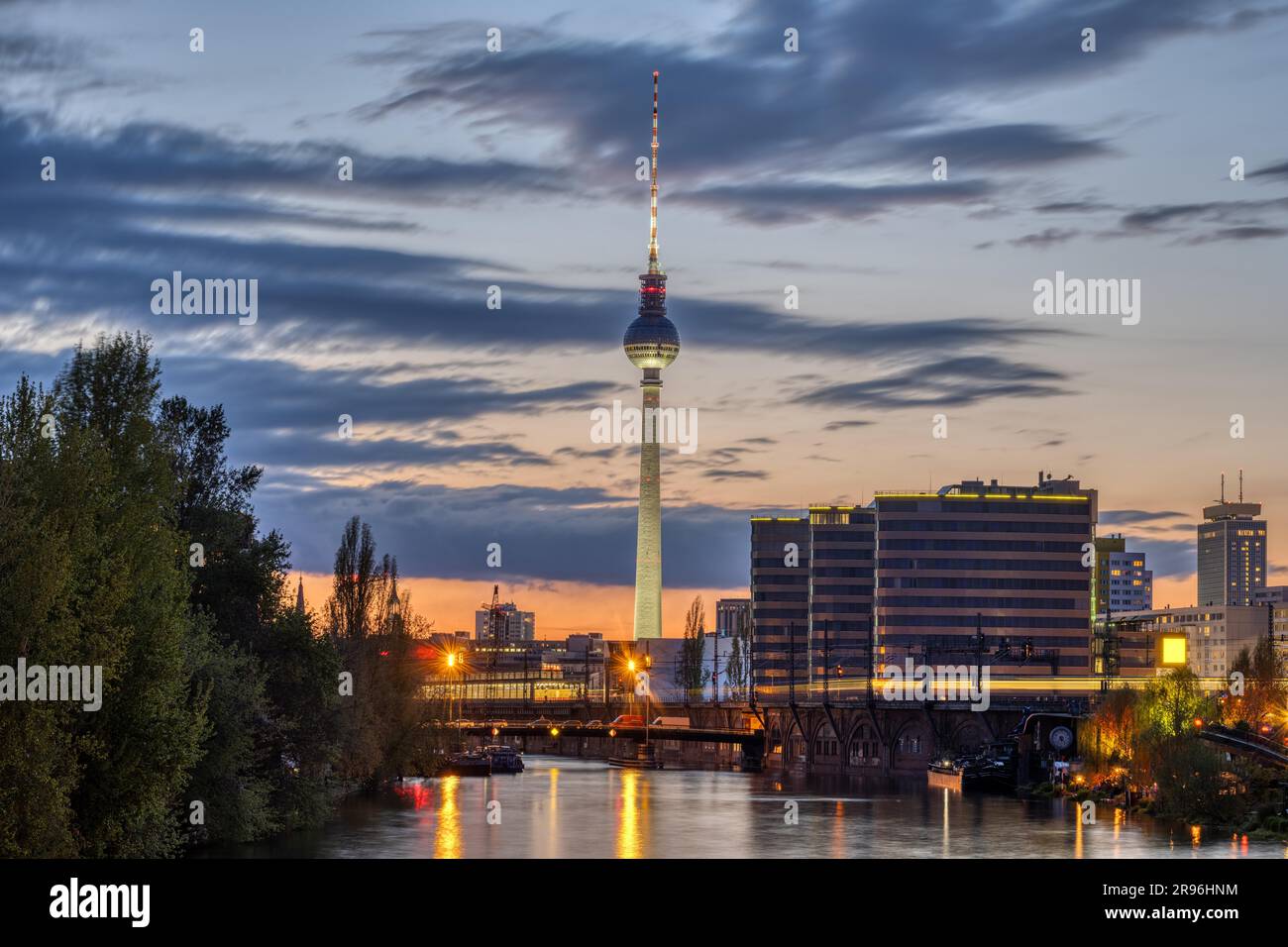 Der berühmte Fernsehturm und die Spree in Berlin nach Sonnenuntergang Stockfoto