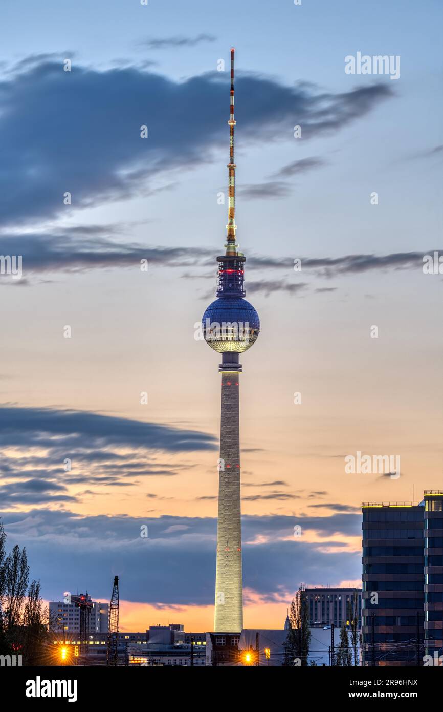 Der berühmte Fernsehturm in Berlin nach Sonnenuntergang Stockfoto