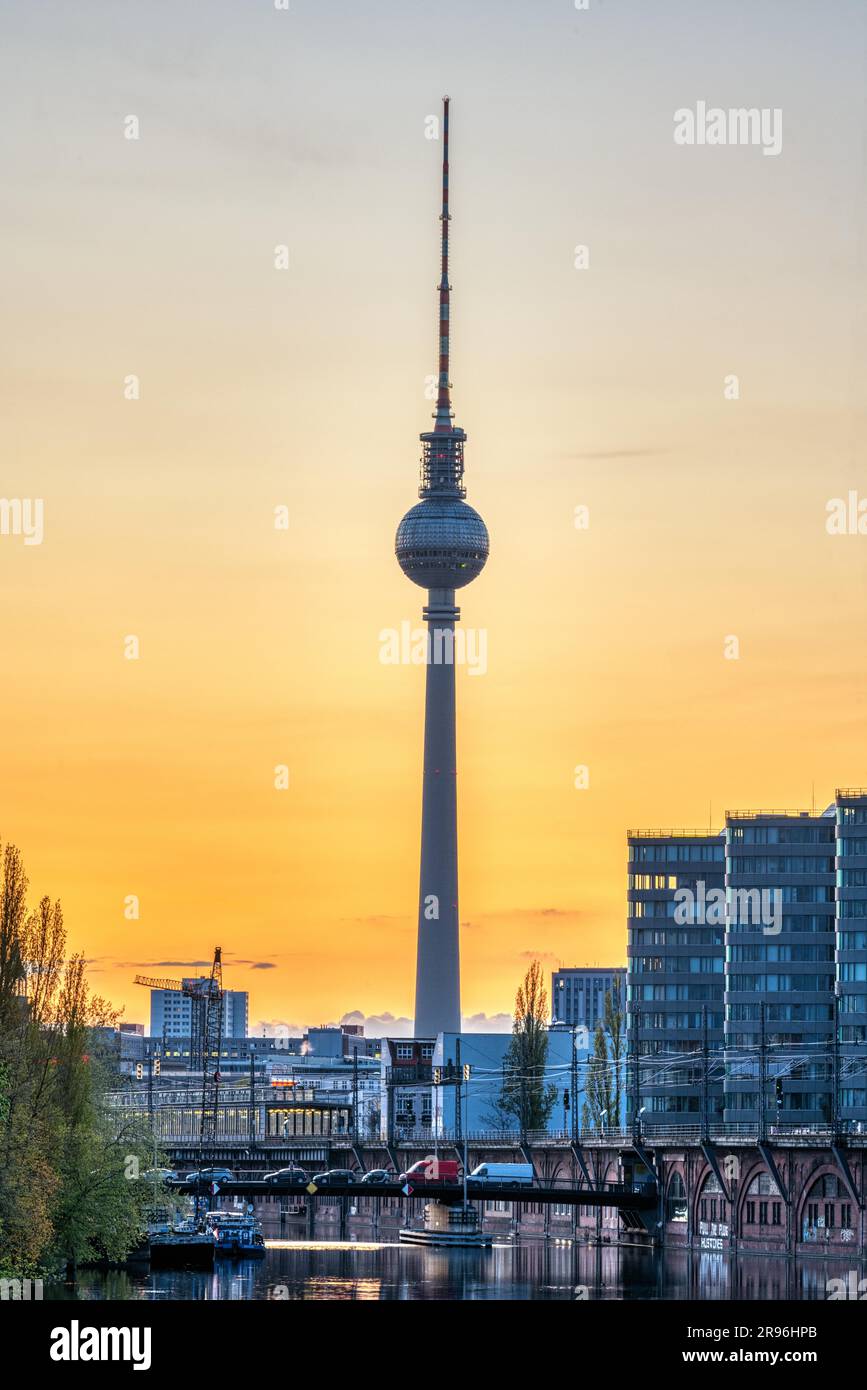 Der berühmte Fernsehturm und die Spree in Berlin bei Sonnenuntergang Stockfoto