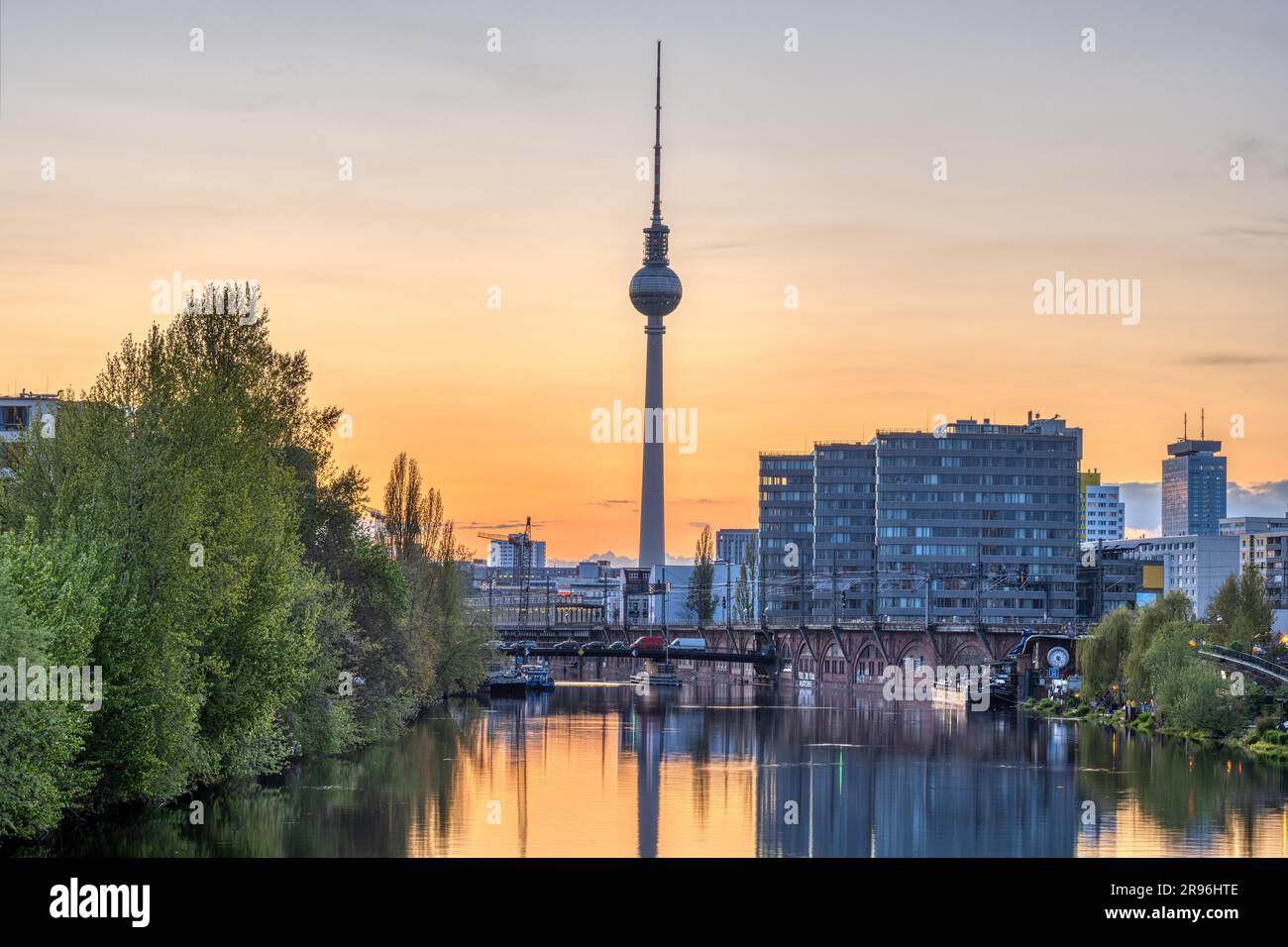 Der berühmte Fernsehturm und die Spree in Berlin nach Sonnenuntergang Stockfoto