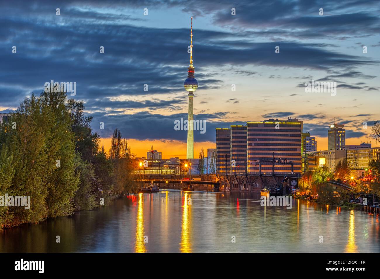 Die Skyline von Berlin mit dem berühmten Fernsehturm und der Spree in der Abenddämmerung Stockfoto